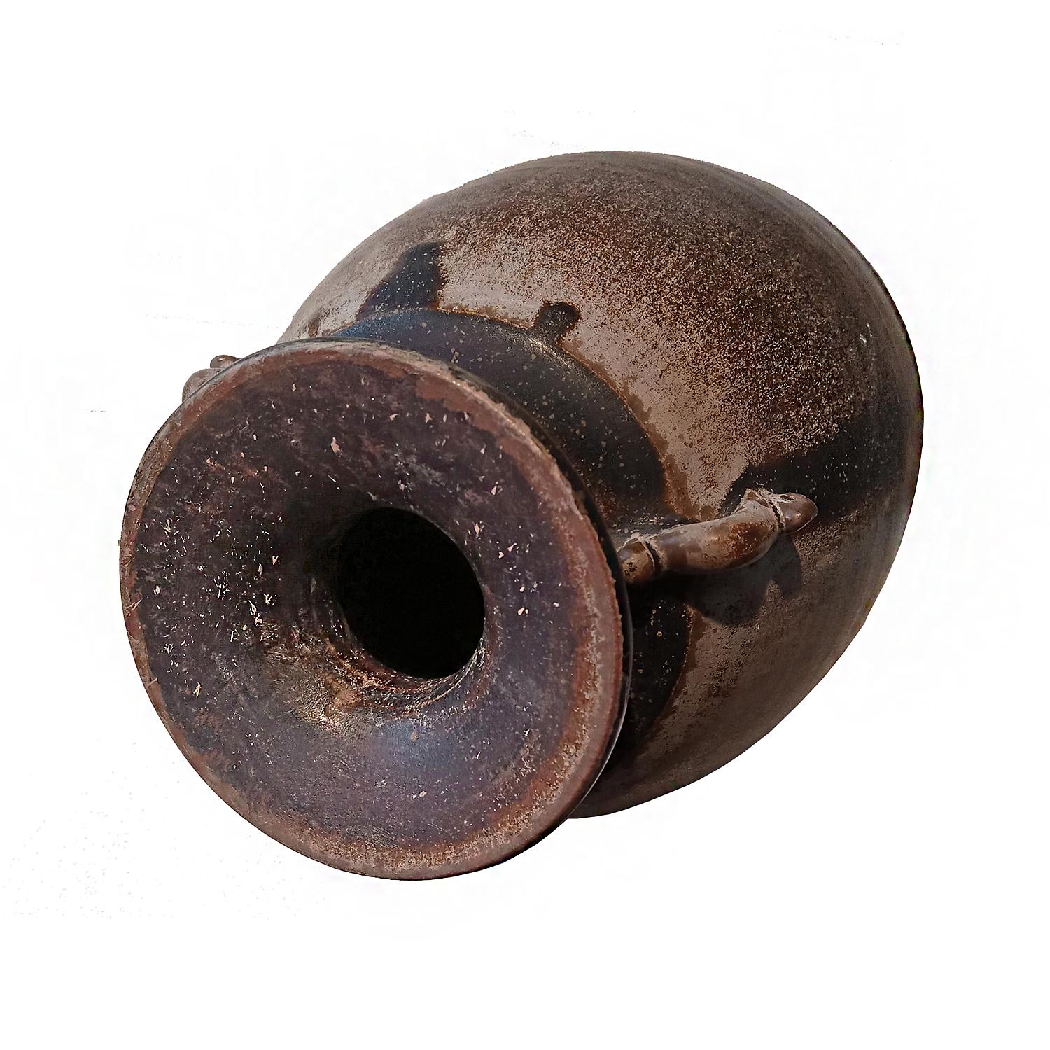 Fine XX secolo Vaso alto in ceramica tailandese con smalto screziato marrone, con manici ad anello in vendita