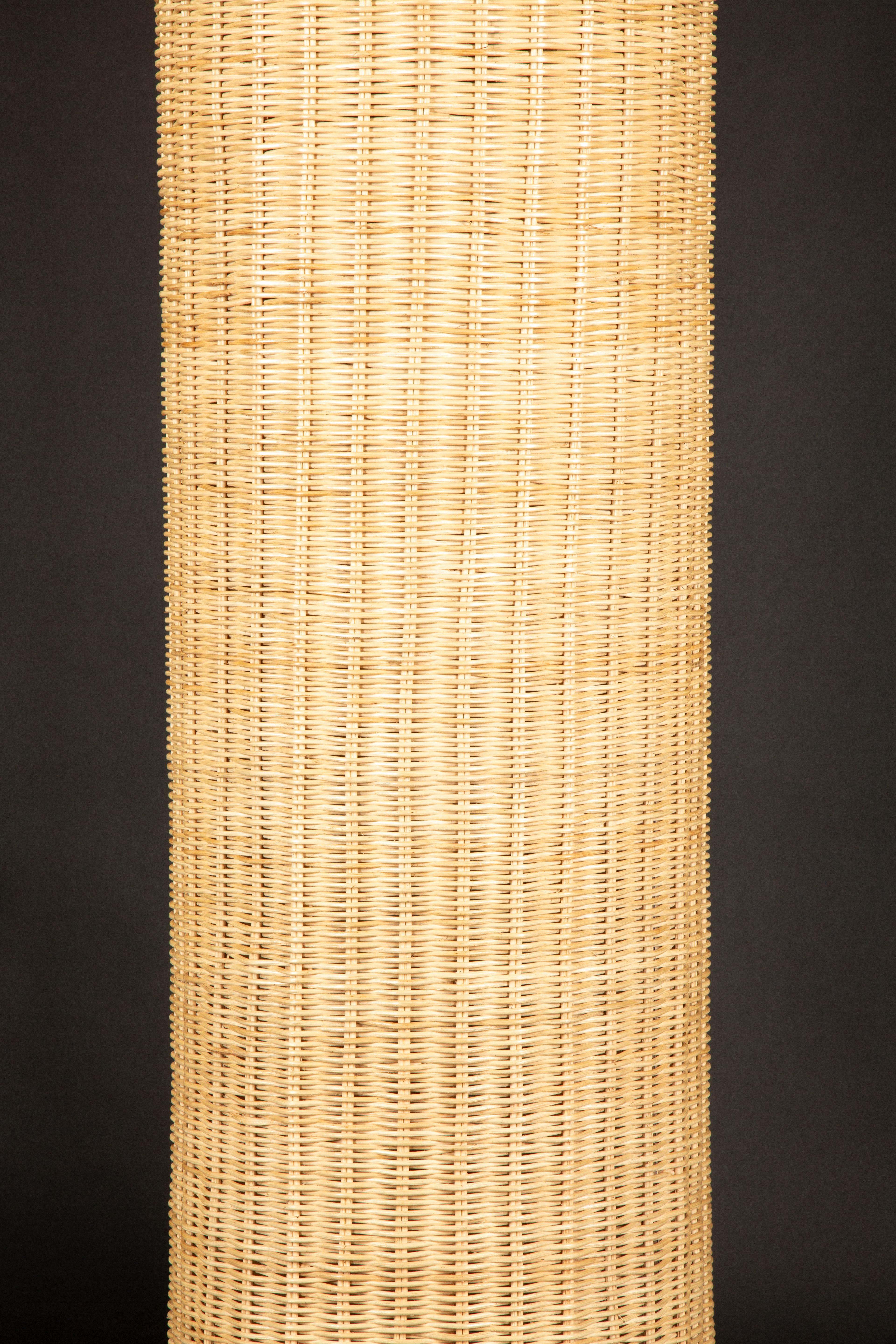 Marocchino Urna alta in rattan Chantilly su piedistallo di Creel and Gow 74.75 