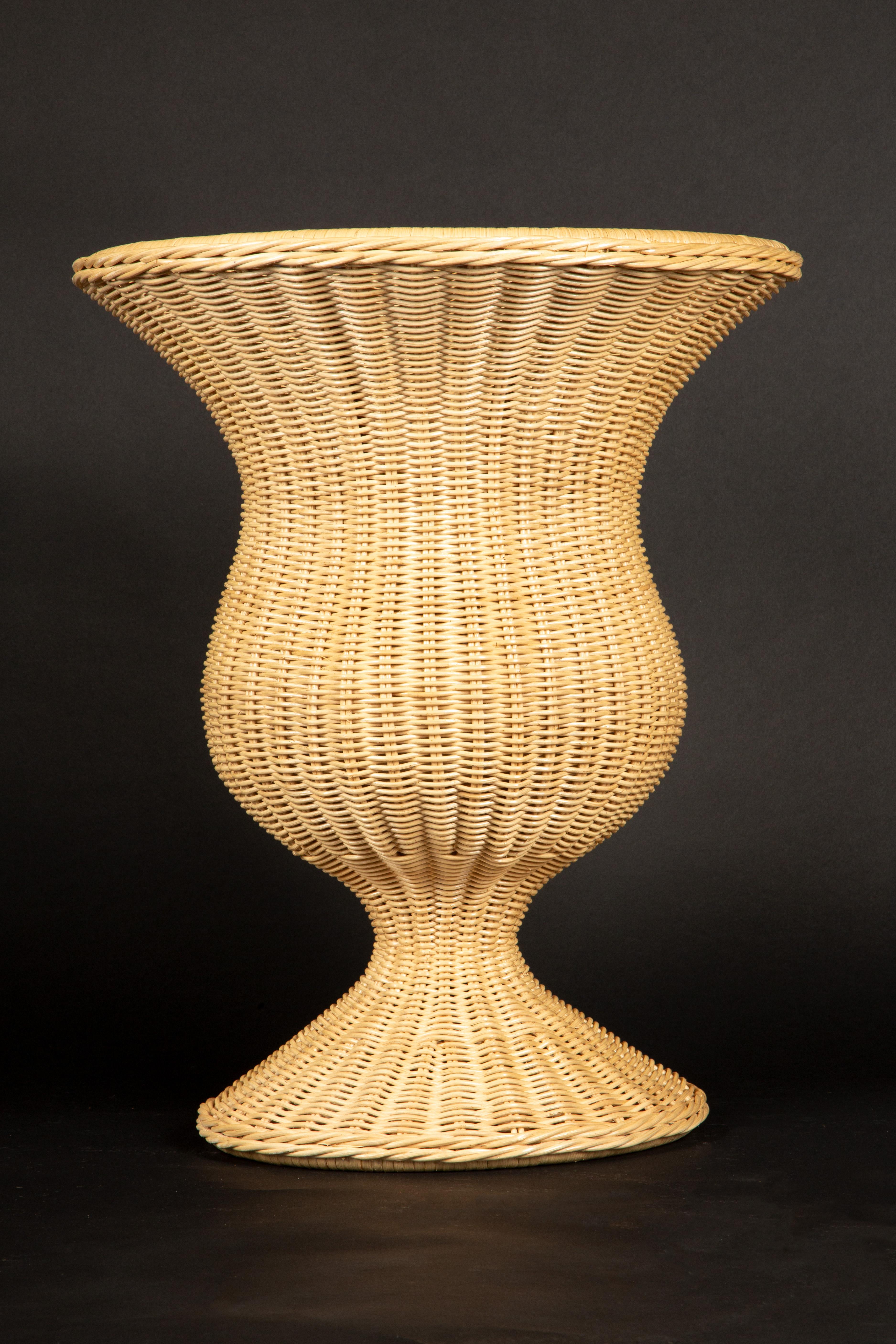 Urna alta in rattan Chantilly su piedistallo di Creel and Gow 74.75 