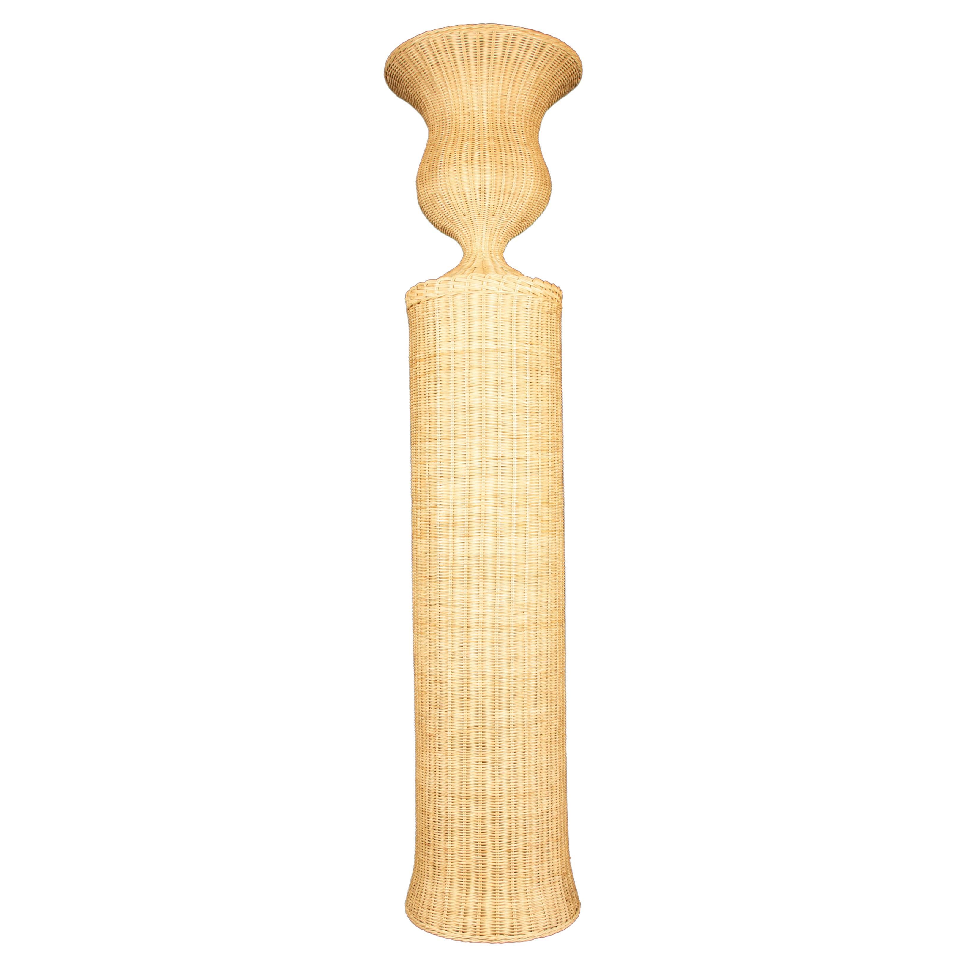Urna alta in rattan Chantilly su piedistallo di Creel and Gow 74.75 "H.