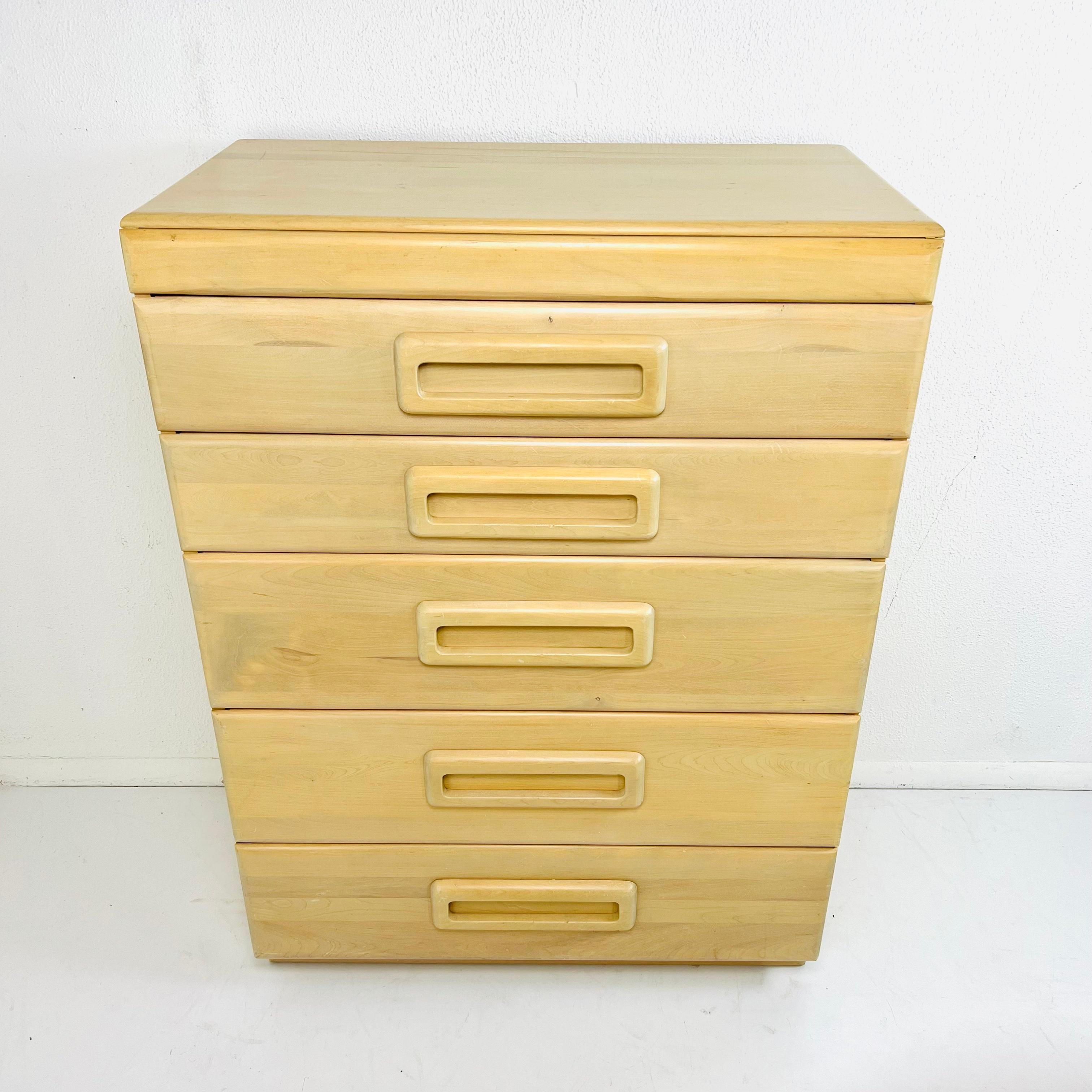 Iconica cassettiera/comò modernista americano dei primi del Novecento con cassetti con tiretti in legno e incastri a coda di rondine, disegnata da Russel Wright per Conant Ball, circa 1940. A partire dalla fine degli anni '20 fino agli anni '60,