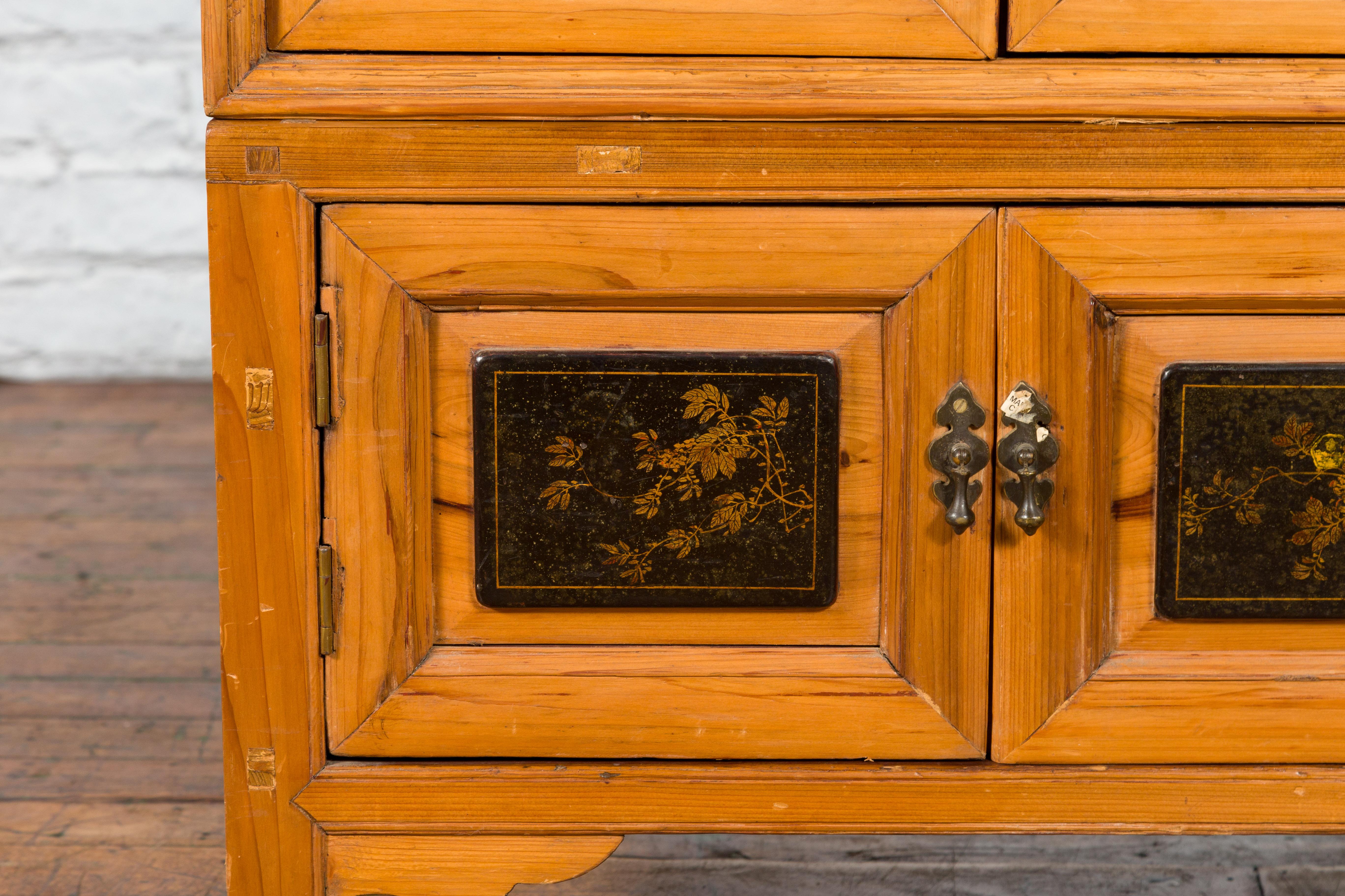 Grand meuble de rangement chinois en bois de la dynastie Qing du 19ème siècle avec panneaux de chinoiserie en vente 6