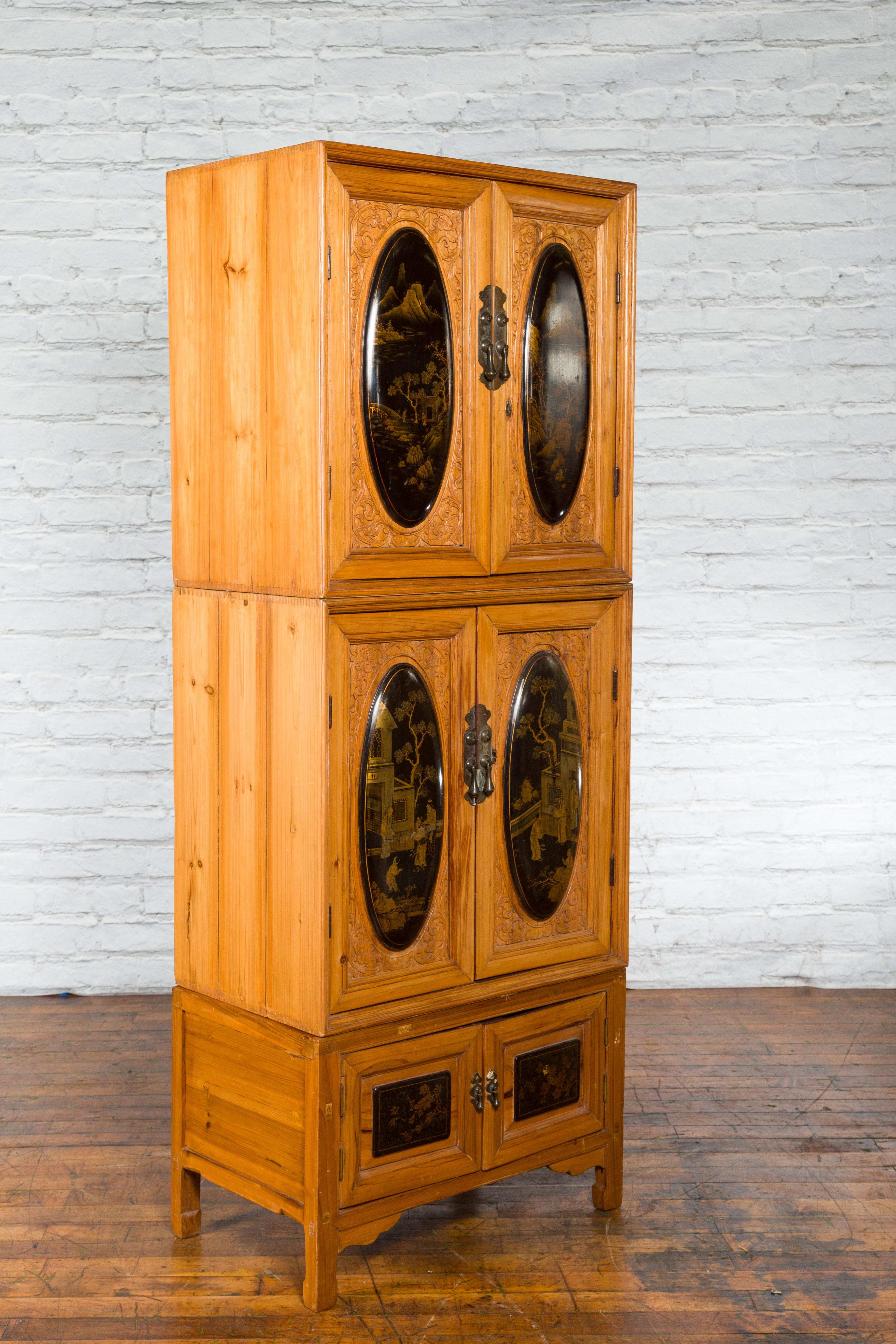 Chinois Grand meuble de rangement chinois en bois de la dynastie Qing du 19ème siècle avec panneaux de chinoiserie en vente