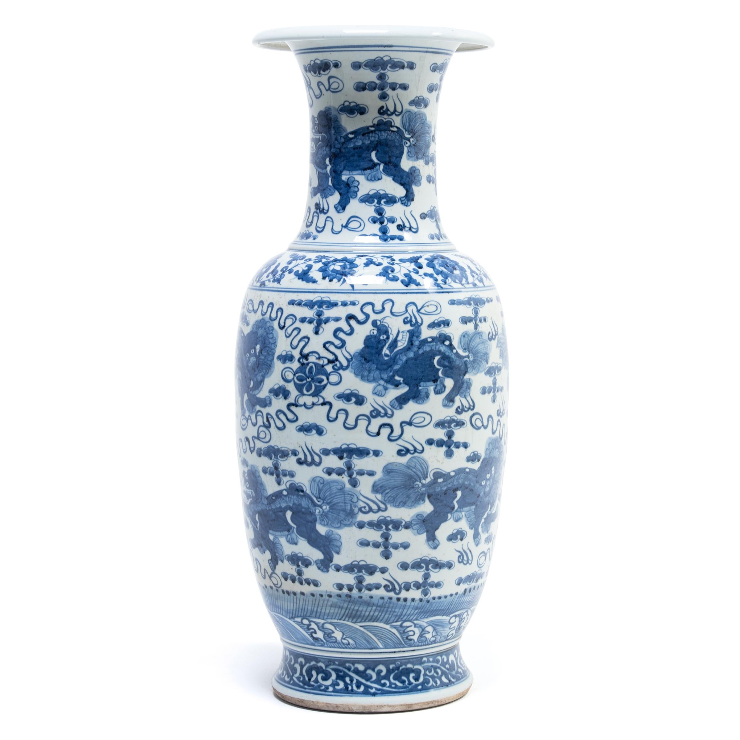 Chinois Grand vase chinois Qilin Fantail bleu et blanc en vente