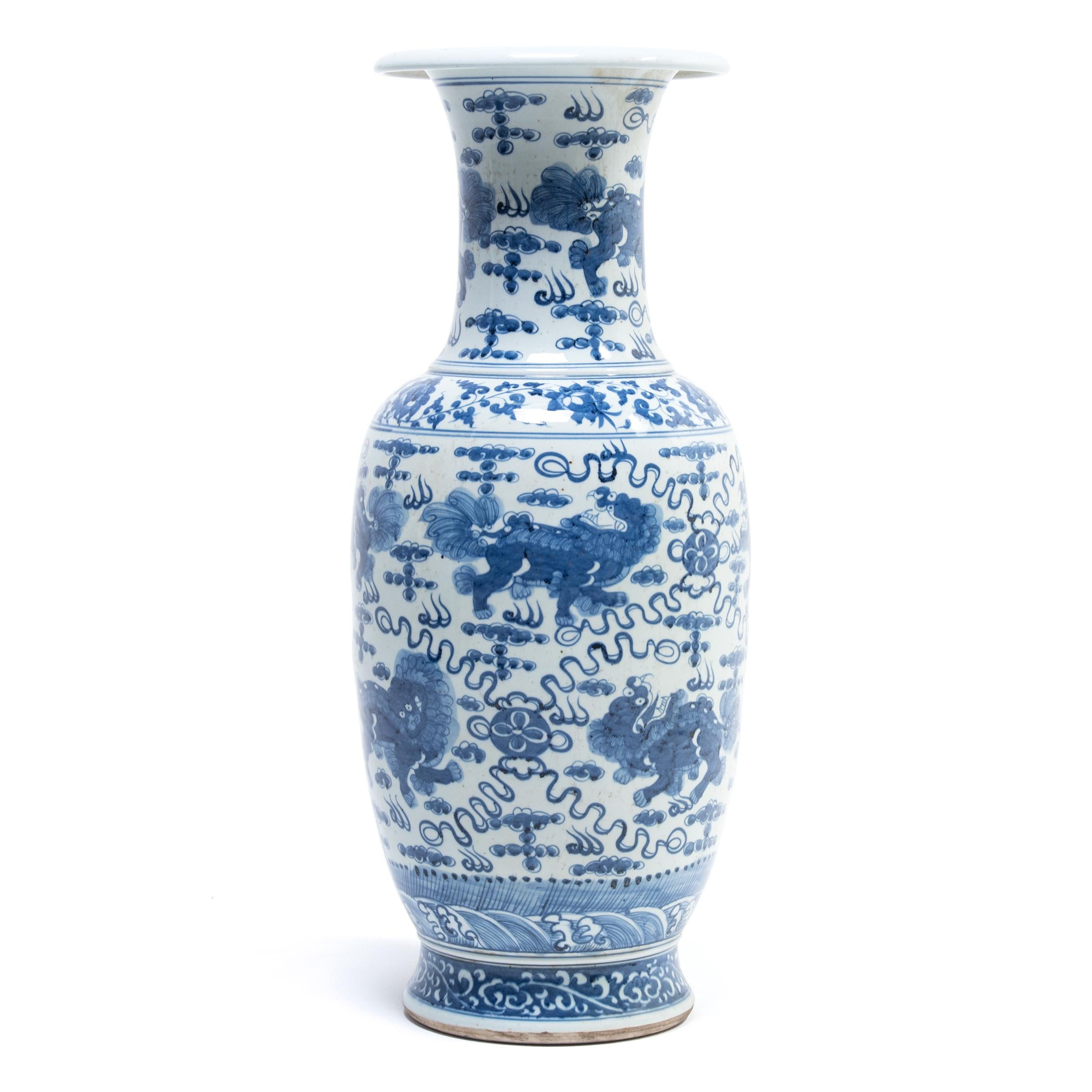 Große chinesische blau-weiße Qilin-Faltenschwanzvase (Glasiert) im Angebot