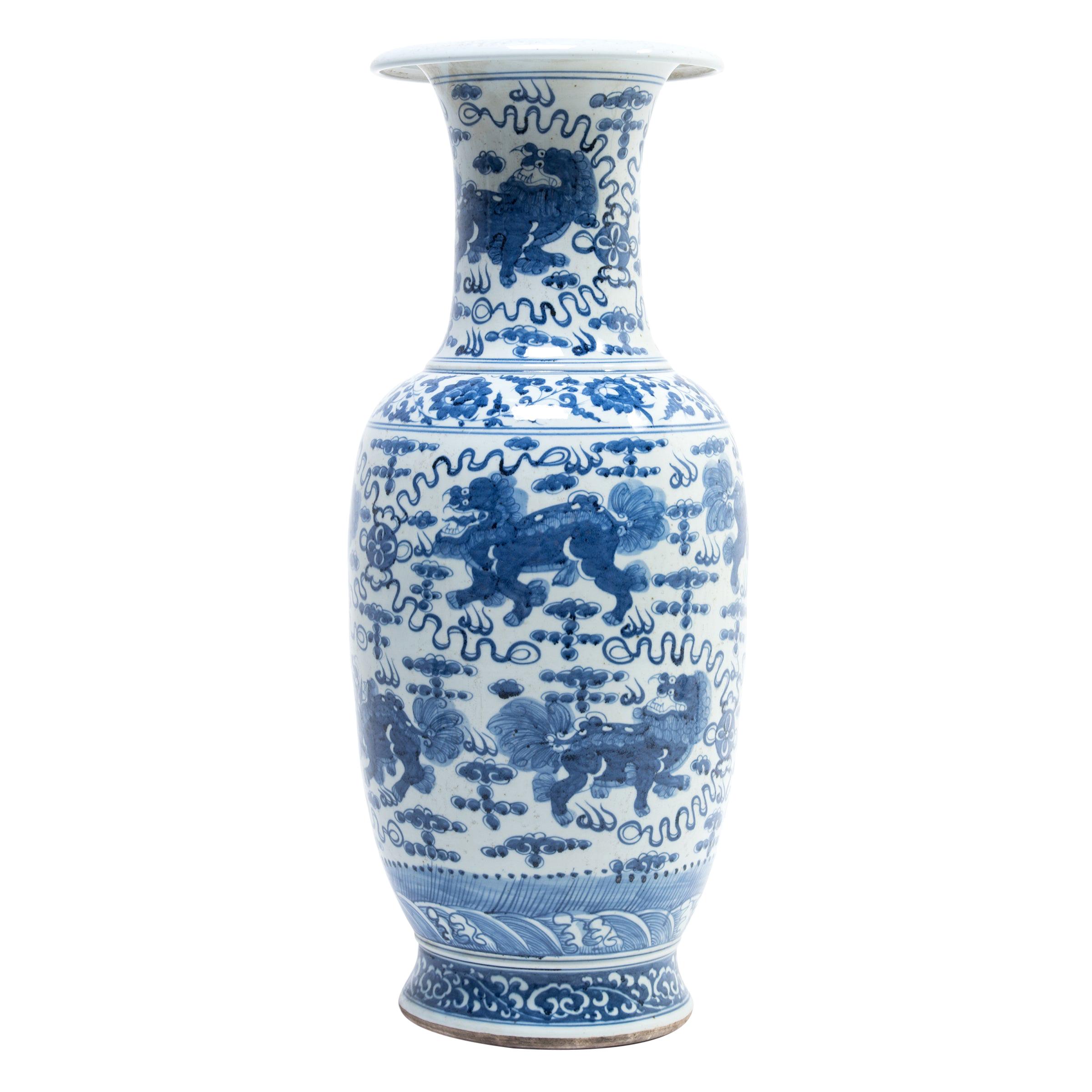 Große chinesische blau-weiße Qilin-Faltenschwanzvase im Angebot