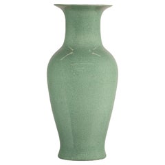 Alta jarra palaciega china de celadón vidriado craquelado con borde acampanado, Vintage