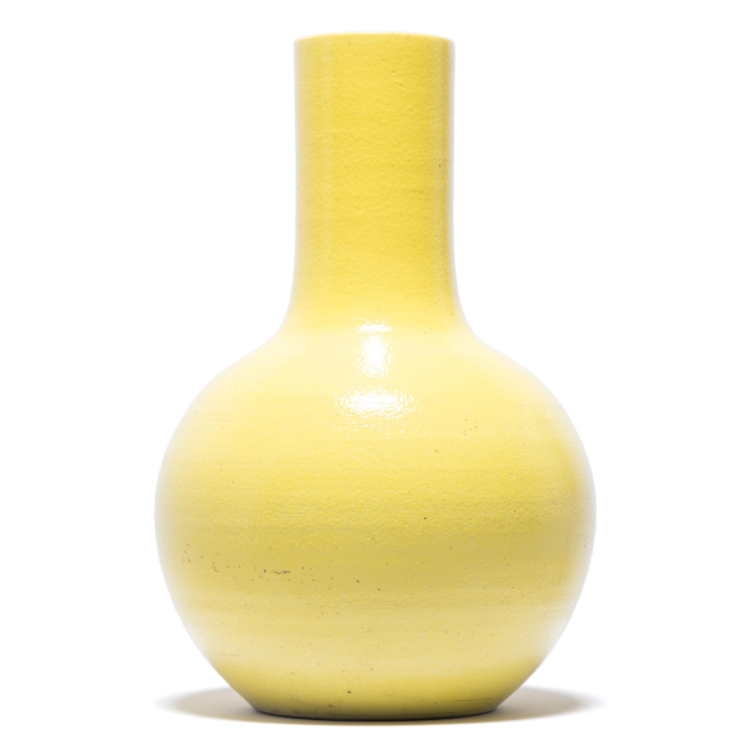 Tall Chinese Citron Gooseneck Vase In Excellent Condition In Chicago, IL