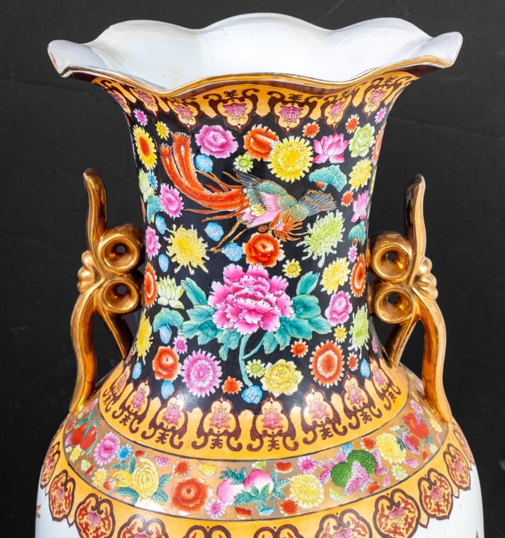 Coppia di vasi da terra a due manici in porcellana cinese Famille Noire, ciascuno di forma svasata a balaustro, decorati con peonie e uccelli esotici. 54,5