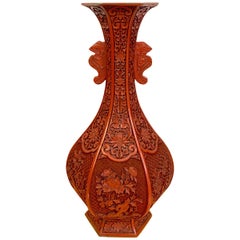 Grand vase chinois en laque rouge cinabre de la fin de la dynastie Qing