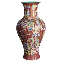 Grand vase chinois en poterie émaillée polychrome décoré de fleurs 20e siècle