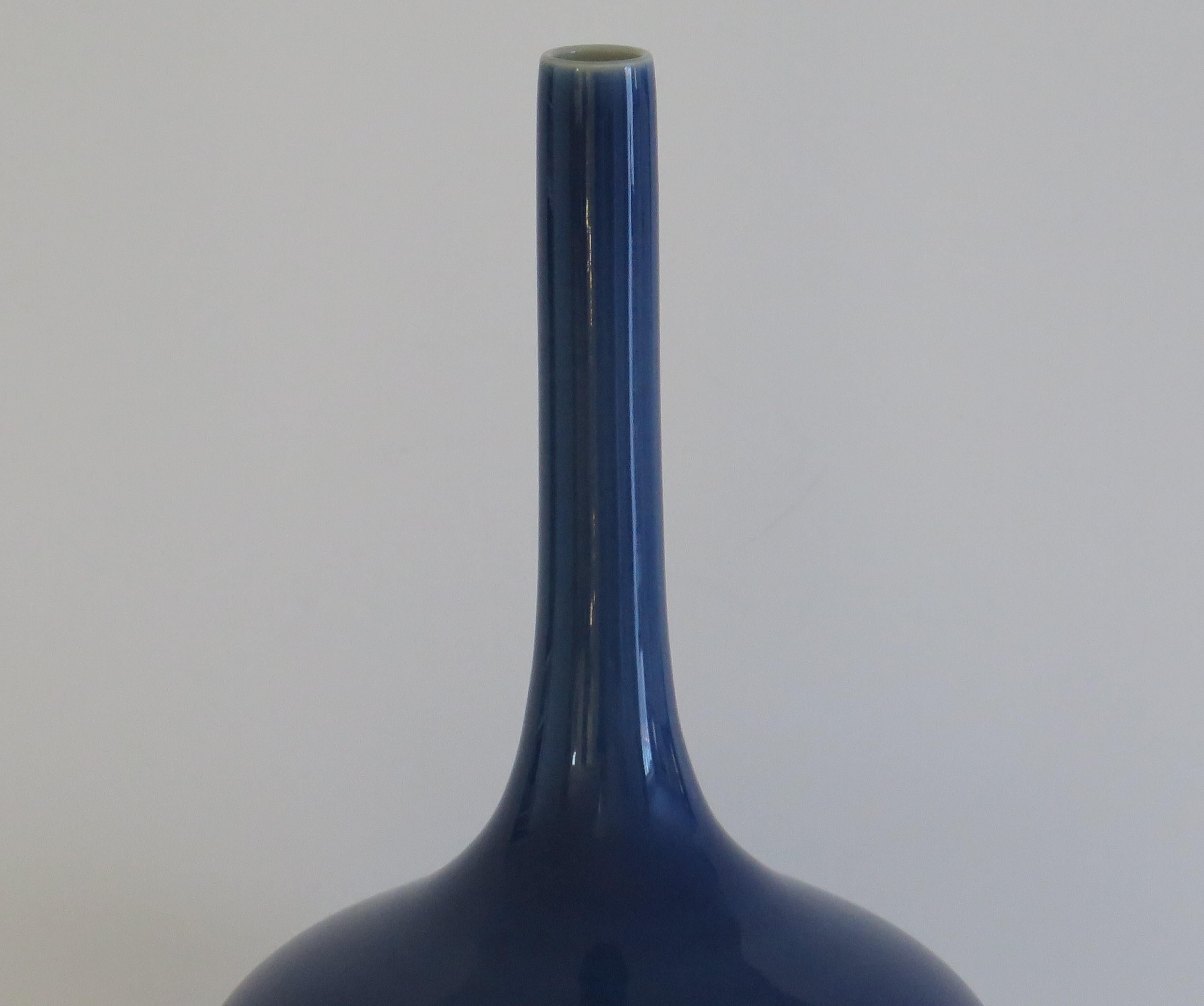 Peint à la main Grand vase bouteille en porcelaine chinoise bleu saphir 6 Char Mk, fin 19ème siècle Qing en vente