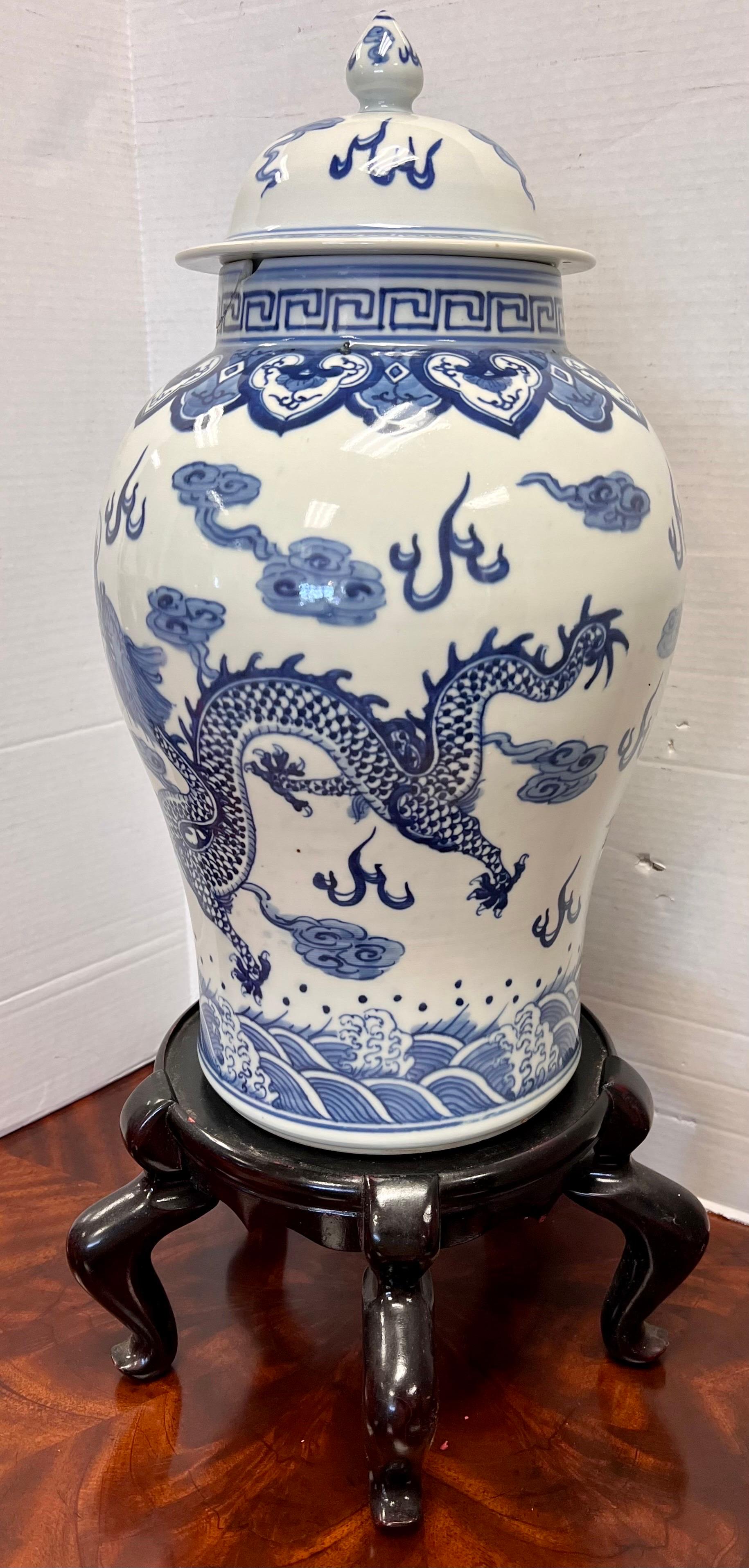 20ième siècle Grande urne à gingembre chinoiseries bleue et blanche avec dragon en vente