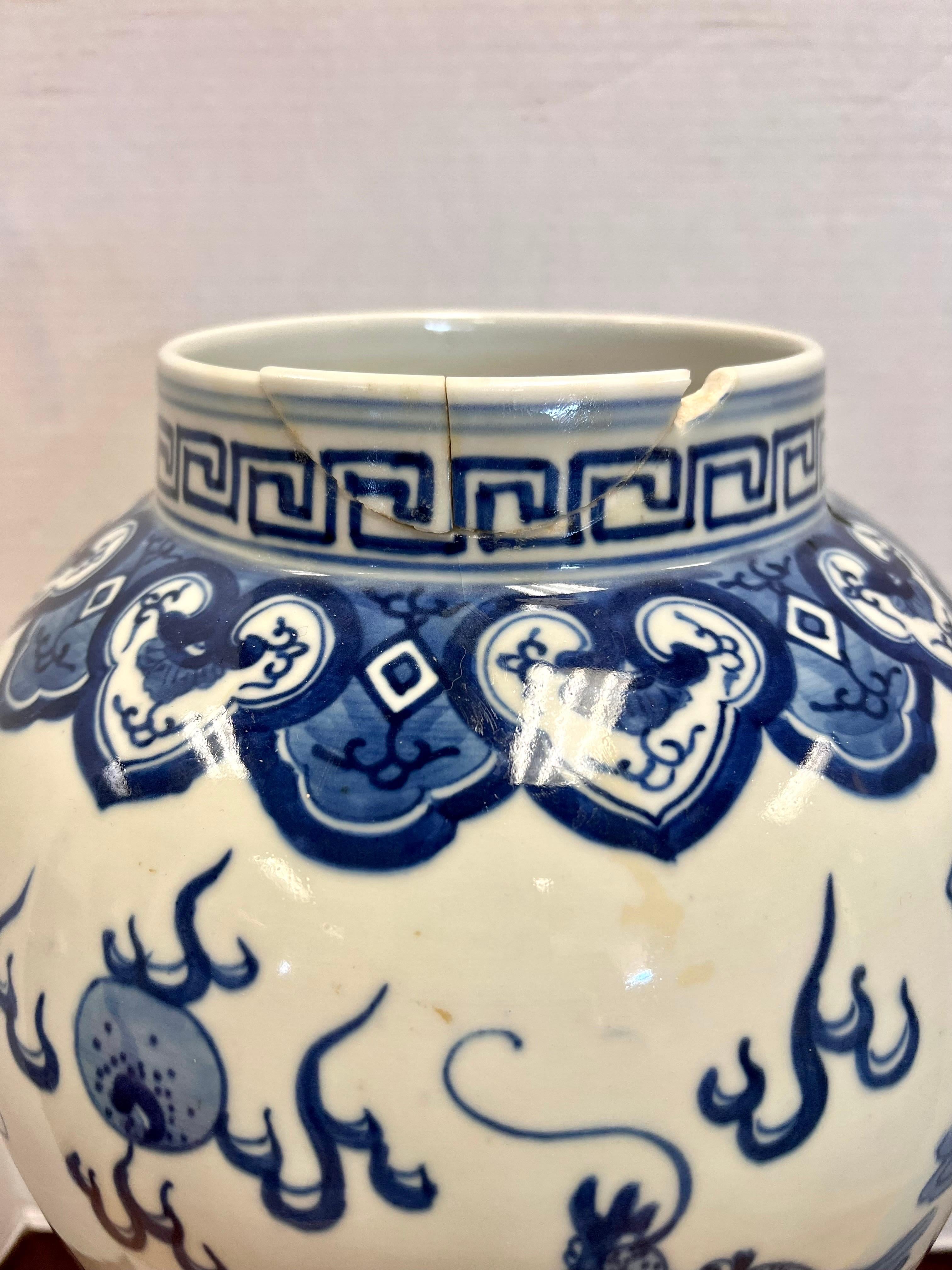 Céramique Grande urne à gingembre chinoiseries bleue et blanche avec dragon en vente