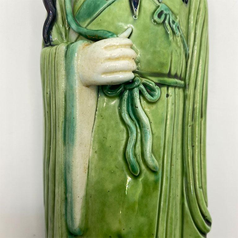 Chinoiseries Grande figurine en céramique de style chinoiseries représentant un homme en vert émeraude en vente
