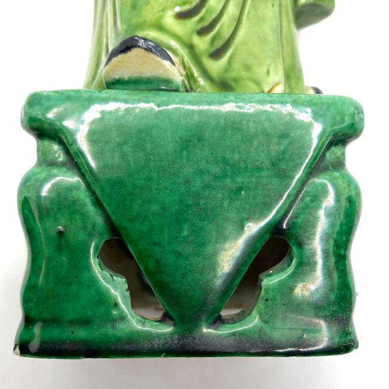 Chinois Grande figurine en céramique de style chinoiseries représentant un homme en vert émeraude en vente