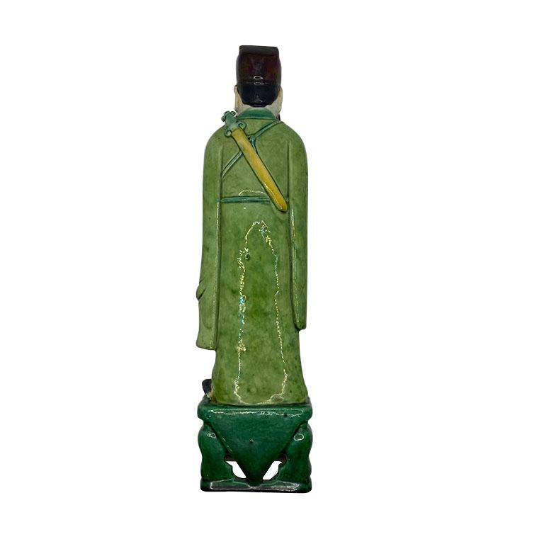 Vernissé Grande figurine en céramique de style chinoiseries représentant un homme en vert émeraude en vente
