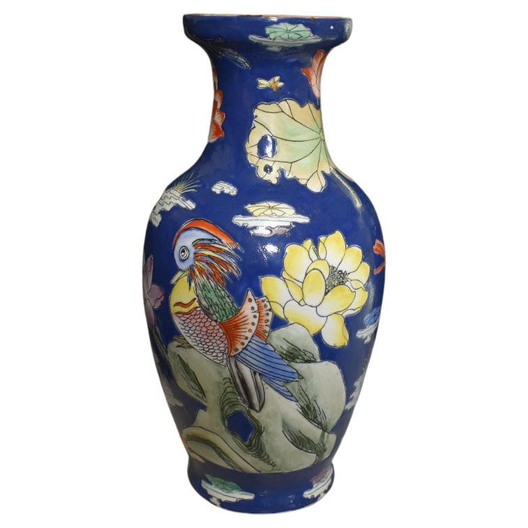 Grand vase en céramique bleu cobalt de style chinoiseries avec motif floral et oiseau