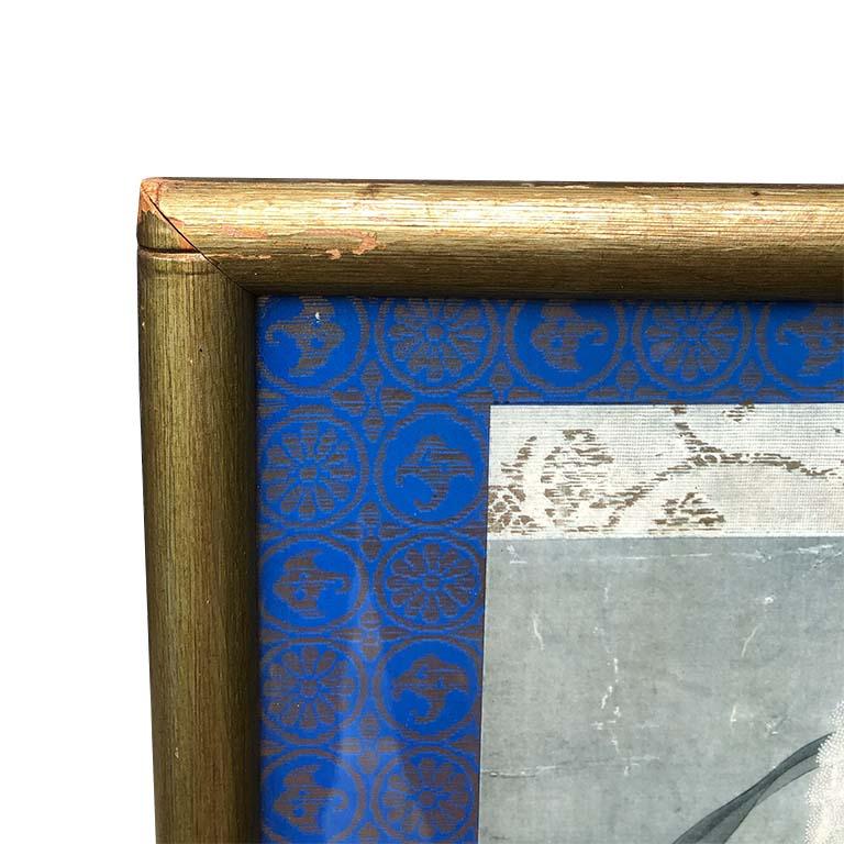 Großer Chinoiserie-Spiegel aus vergoldetem Bambusimitat mit Vogelmotiv in Blau und Gold im Angebot 4