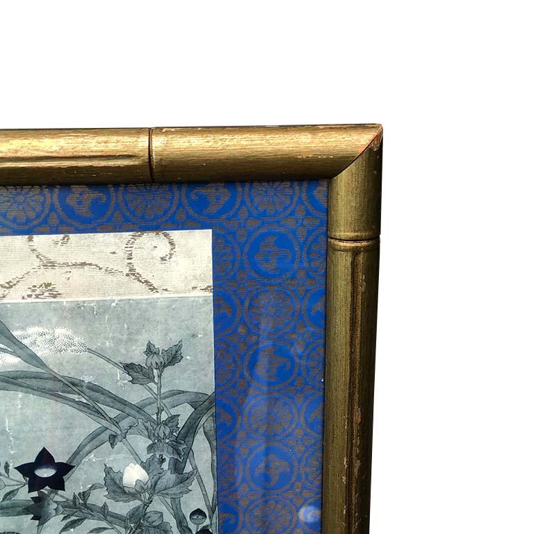 Großer Chinoiserie-Spiegel aus vergoldetem Bambusimitat mit Vogelmotiv in Blau und Gold im Angebot 3