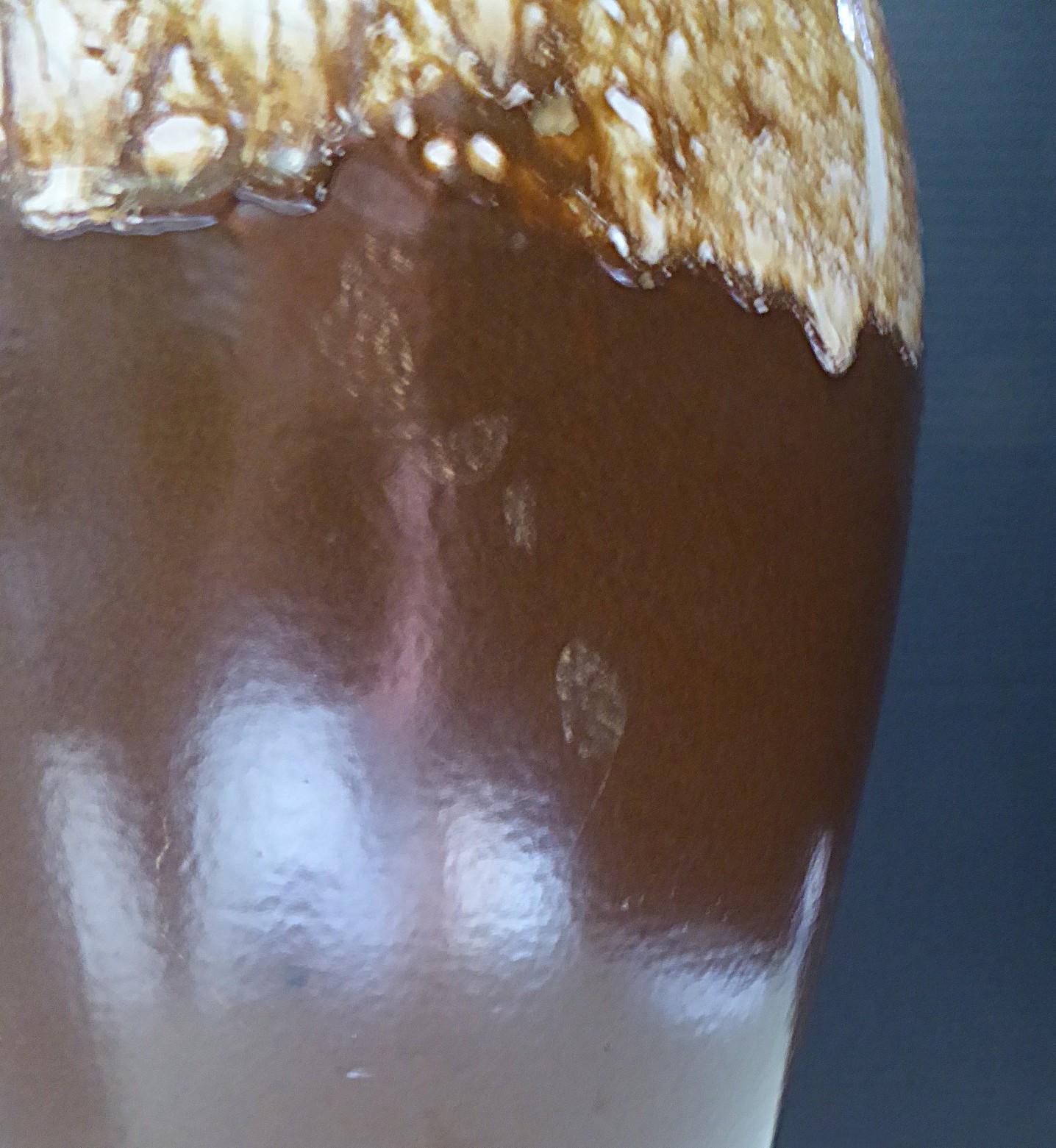 Metà XX secolo Vaso da terra alto con smalto lavico al cioccolato in ceramica anni '40 USA in vendita