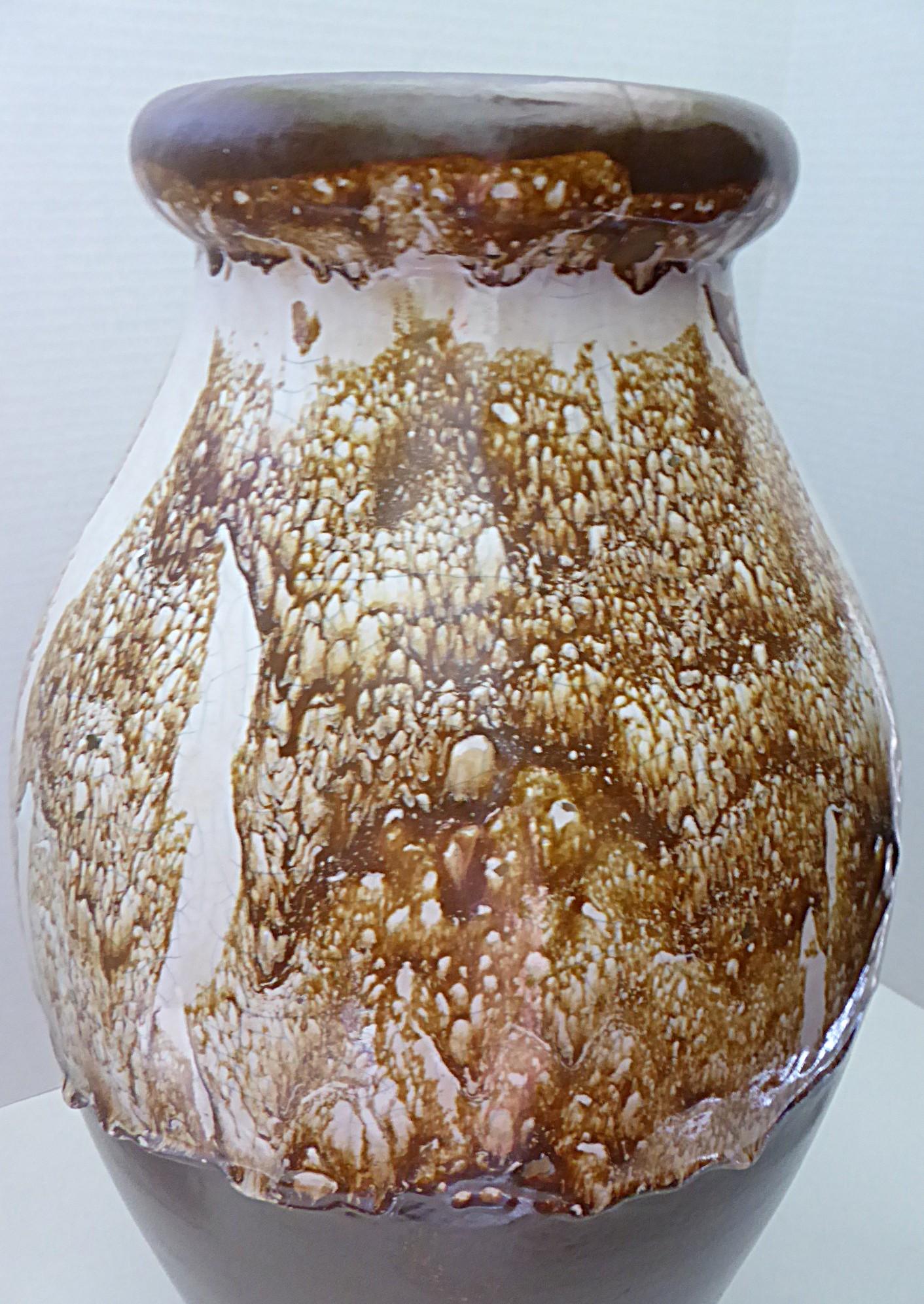 Vaso da terra alto con smalto lavico al cioccolato in ceramica anni '40 USA in vendita 2