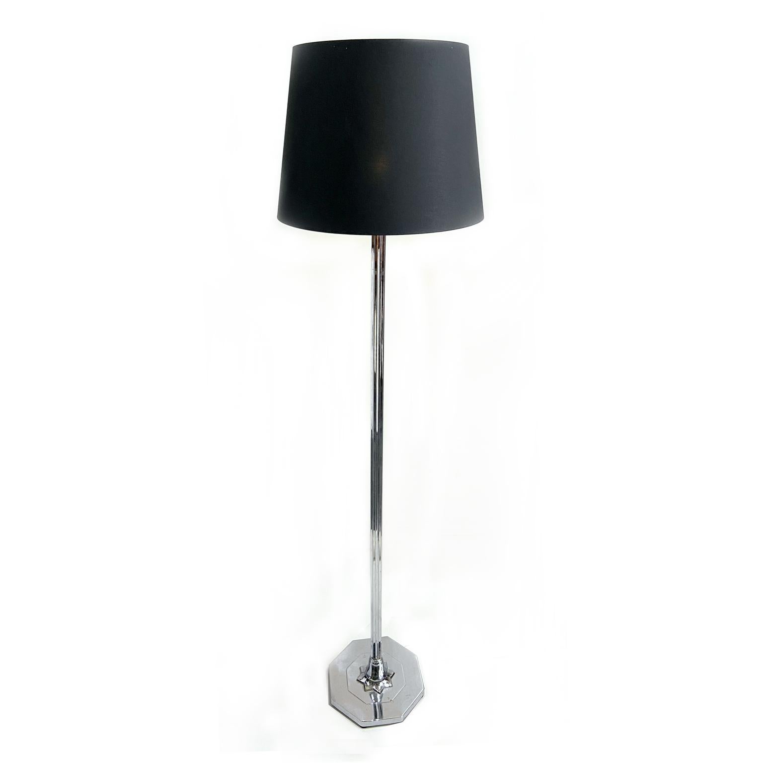 Tall chrome Art Deco floor lamp with octagonal foot displays an eight pointed star shape center and has a ribbed stem.

The black tapered shade is not included. It measured 40 cm Height and 50 cm diameter at the bottom.