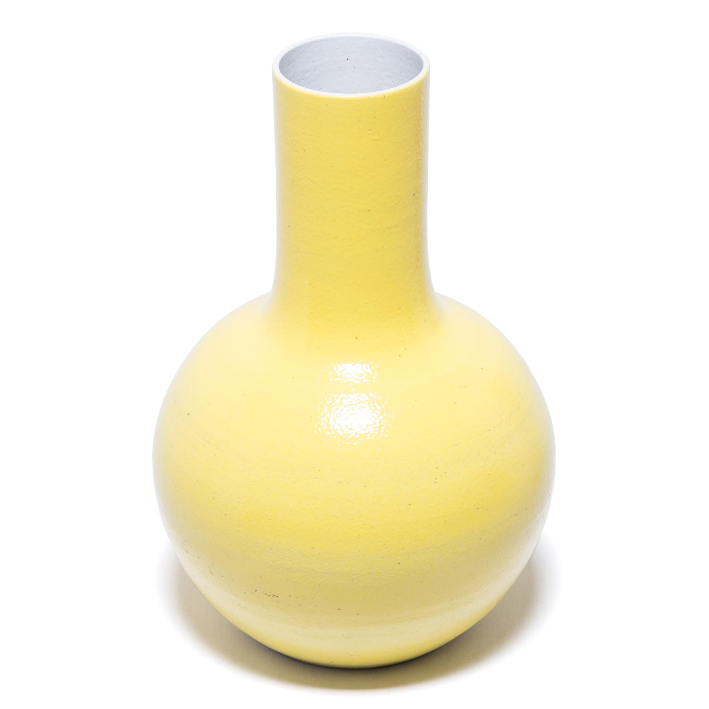 Vernissé Vase à col roulé jaune citron en vente