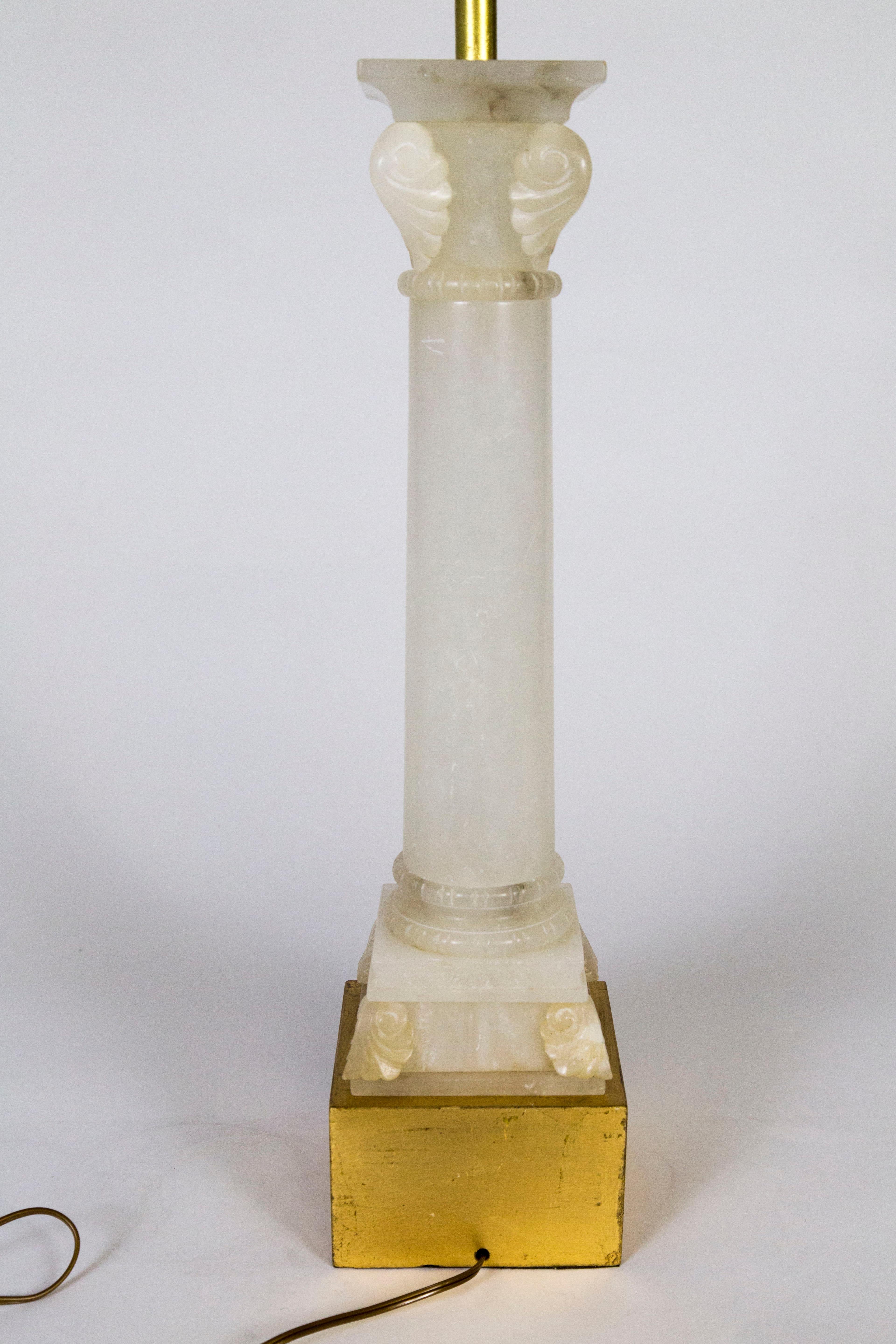 Hohe klassische Alabaster-Säulenlampe mit vergoldetem Sockel (20. Jahrhundert) im Angebot