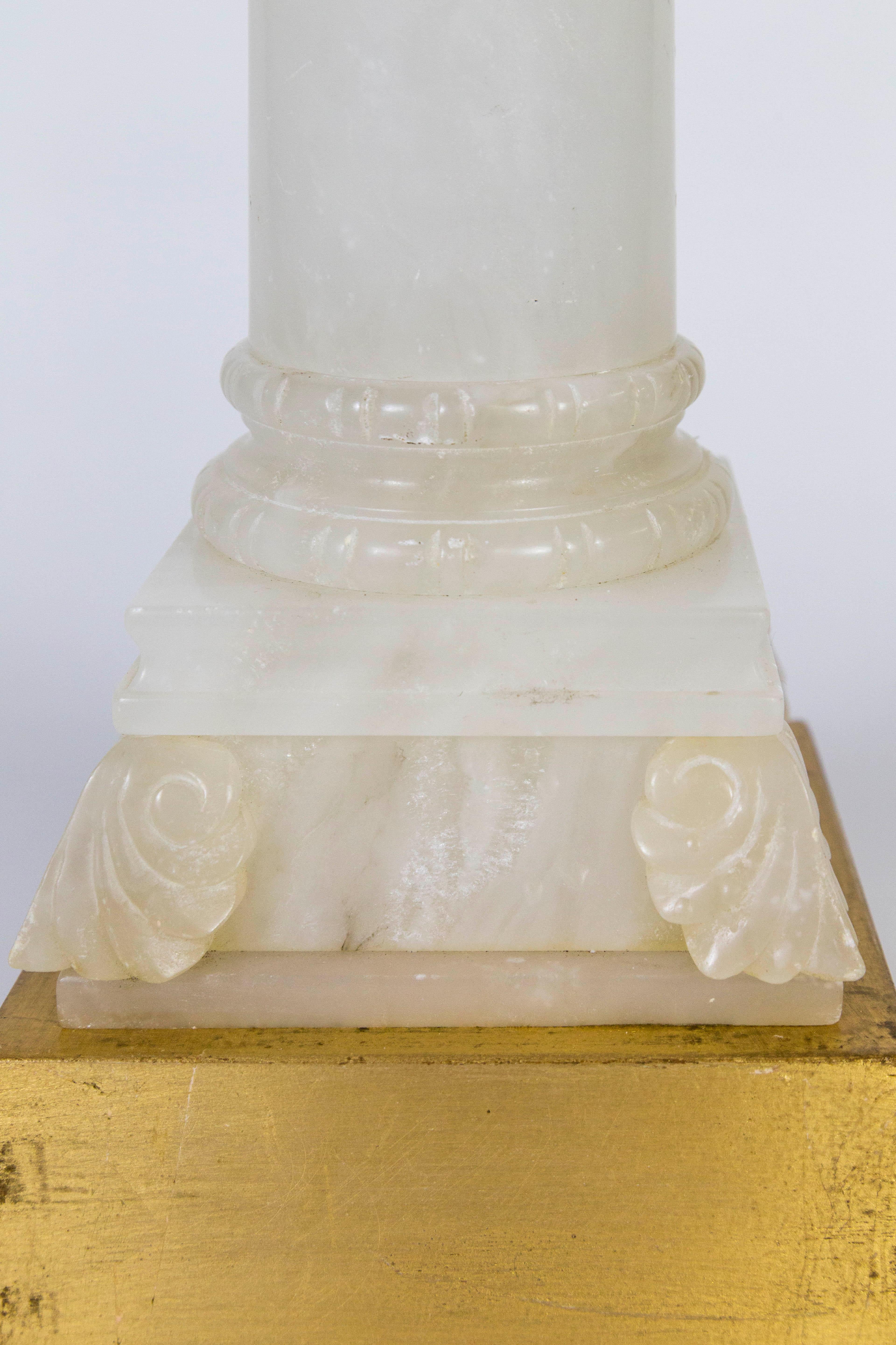 20ième siècle Grande lampe classique à colonne en albâtre avec base dorée en vente