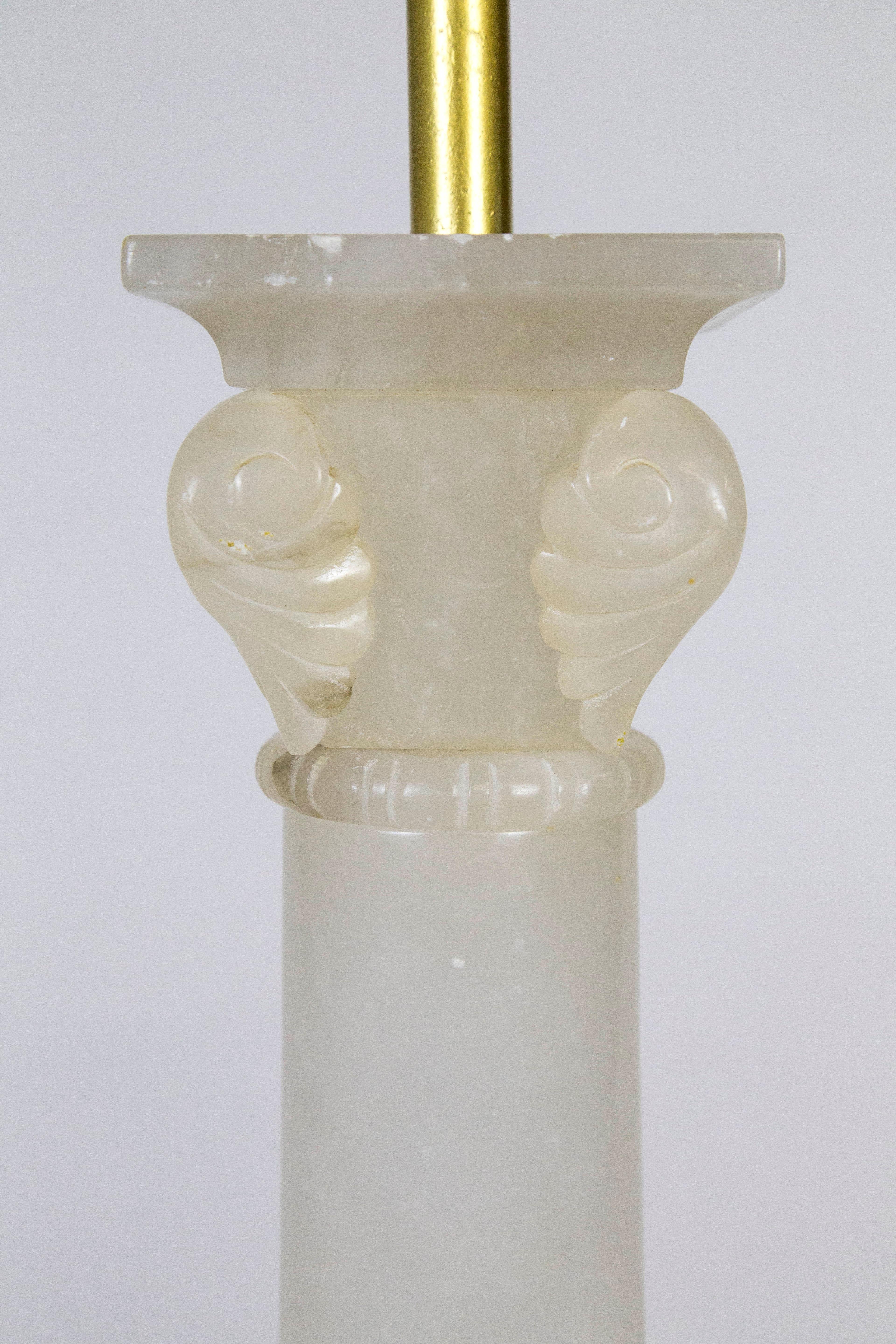 Laiton Grande lampe classique à colonne en albâtre avec base dorée en vente