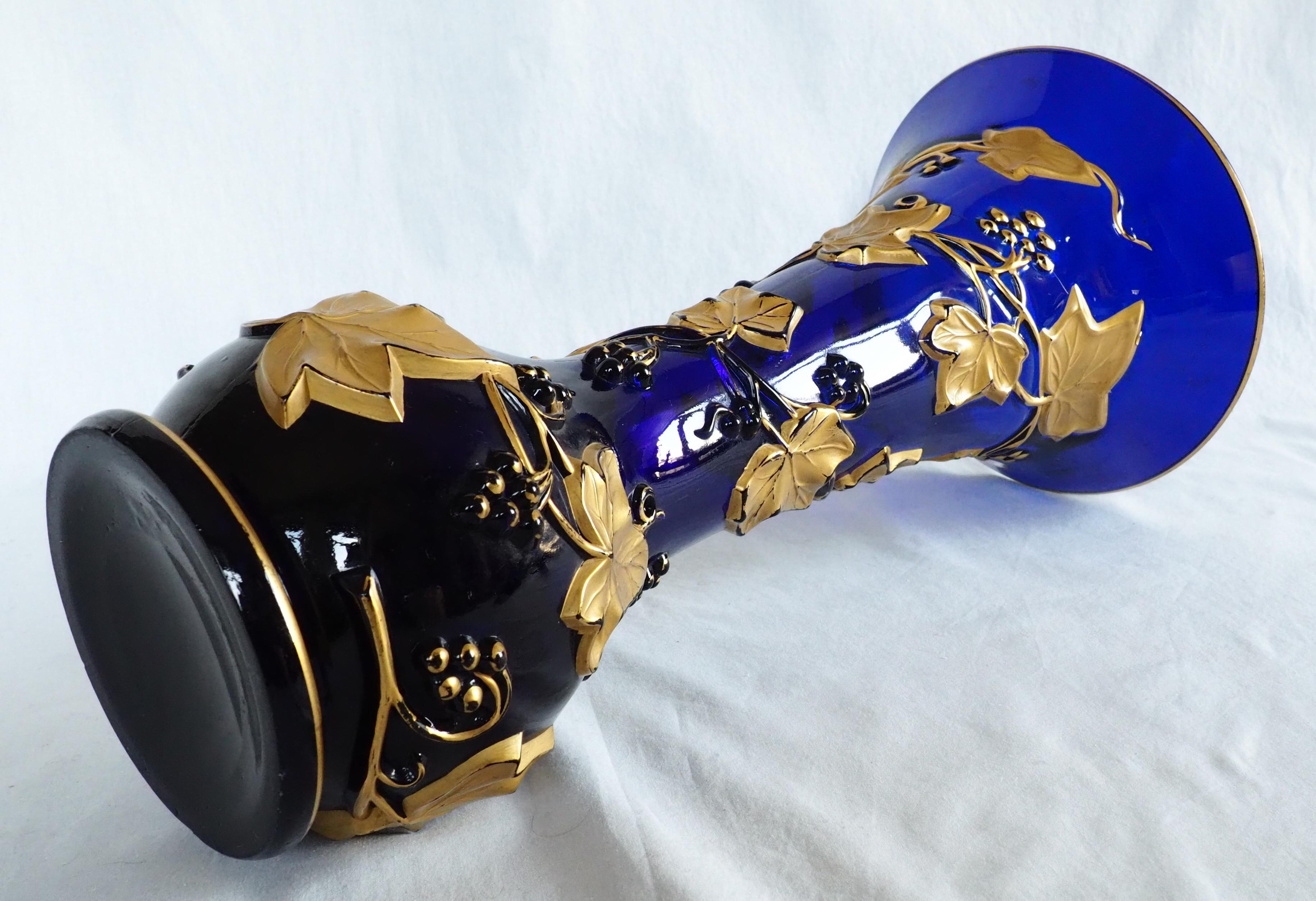 Vaso alto in cristallo Baccarat blu cobalto, motivo edera dorata, XIX secolo in vendita 3
