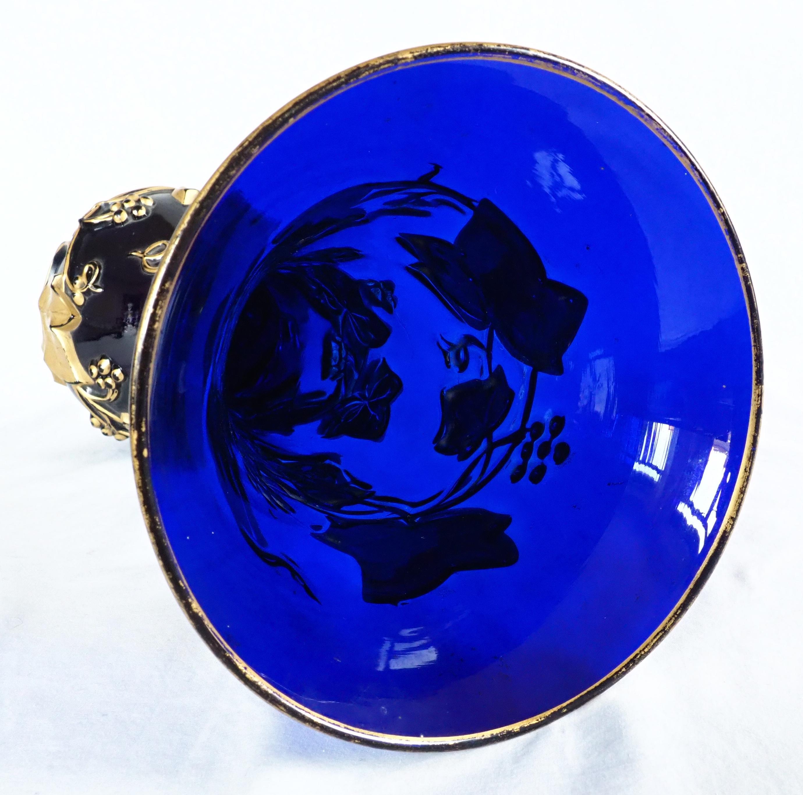 Vaso alto in cristallo Baccarat blu cobalto, motivo edera dorata, XIX secolo in vendita 4