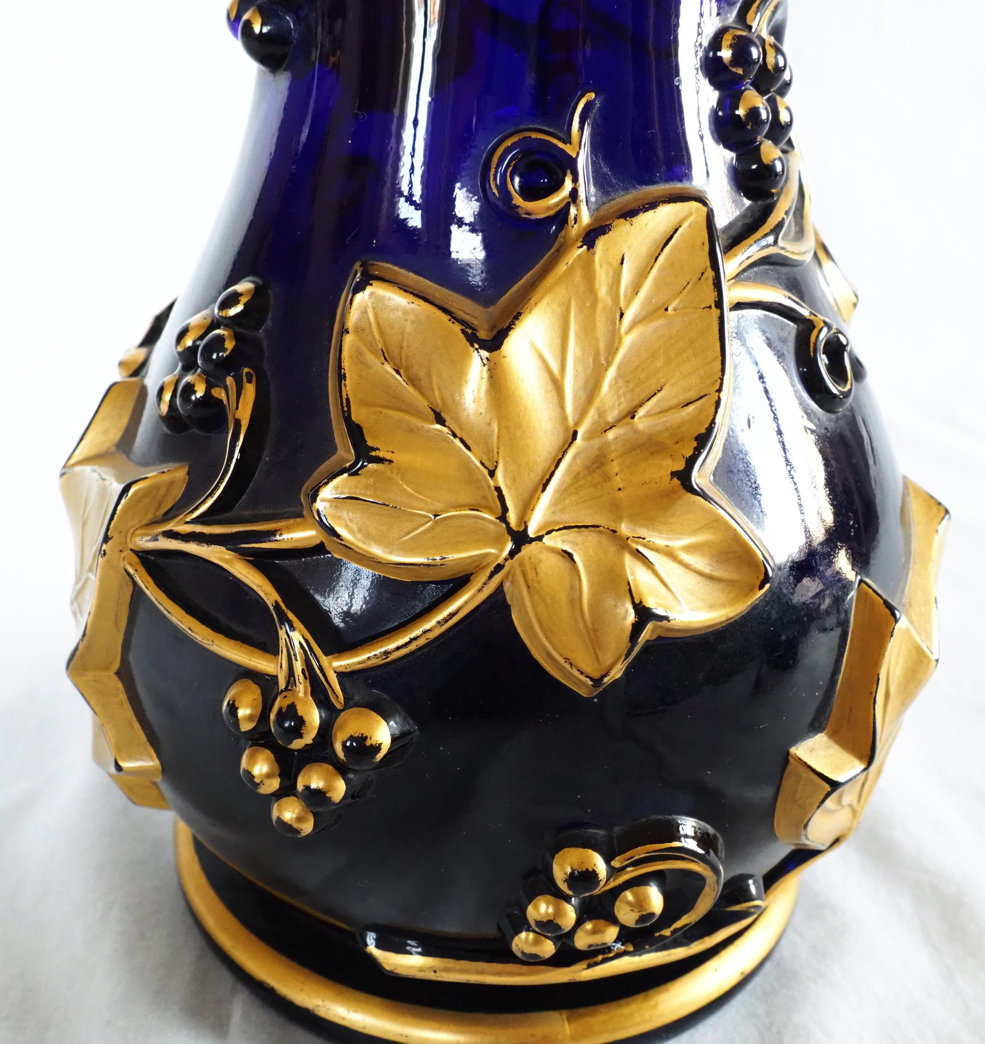 Vaso alto in cristallo Baccarat blu cobalto, motivo edera dorata, XIX secolo in vendita 5