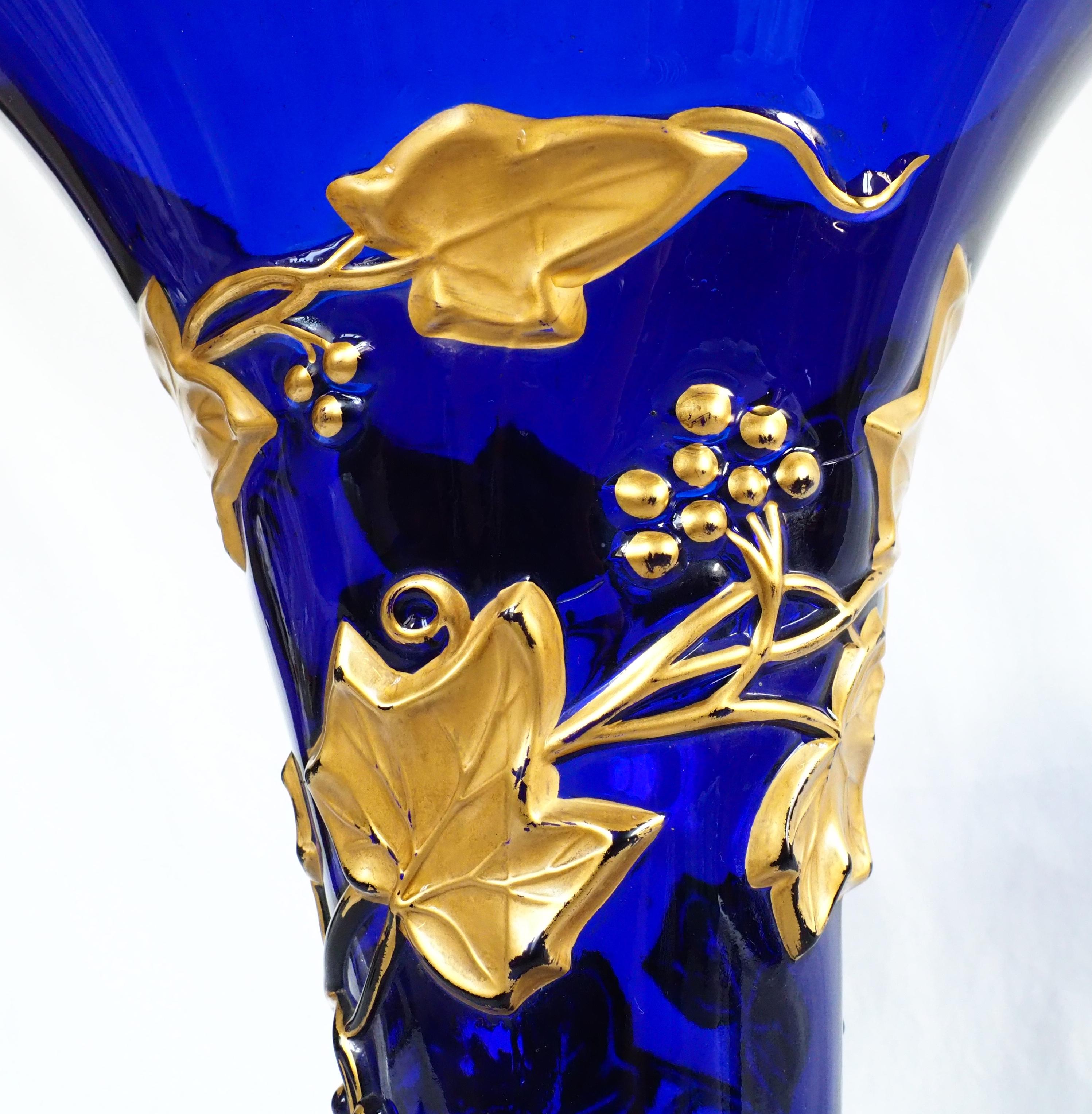 Vaso alto in cristallo Baccarat blu cobalto, motivo edera dorata, XIX secolo in vendita 6