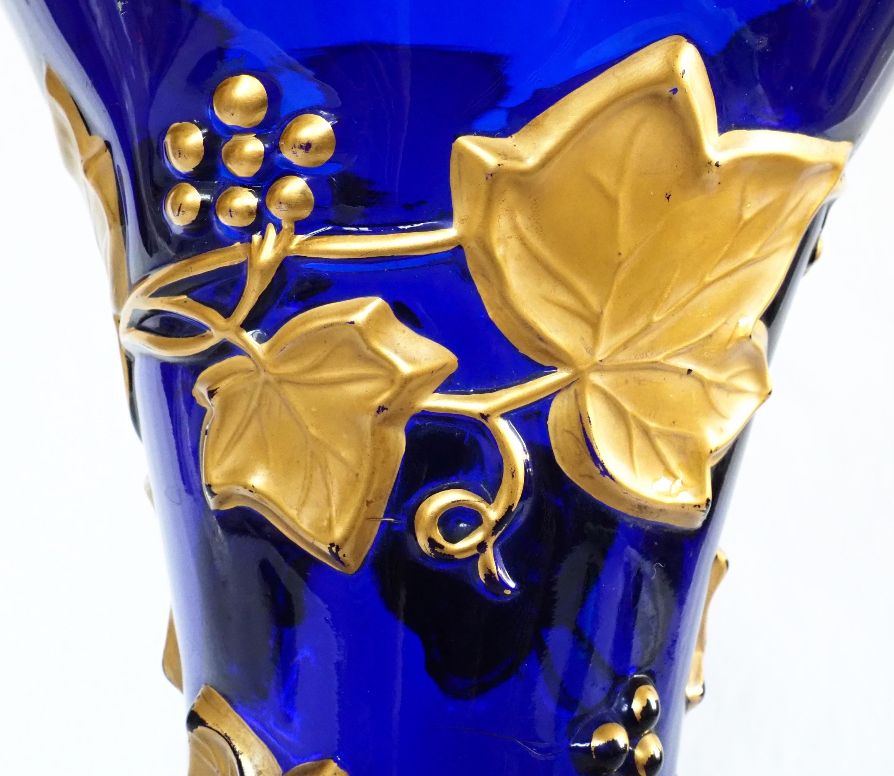 Vaso alto in cristallo Baccarat blu cobalto, motivo edera dorata, XIX secolo in vendita 7