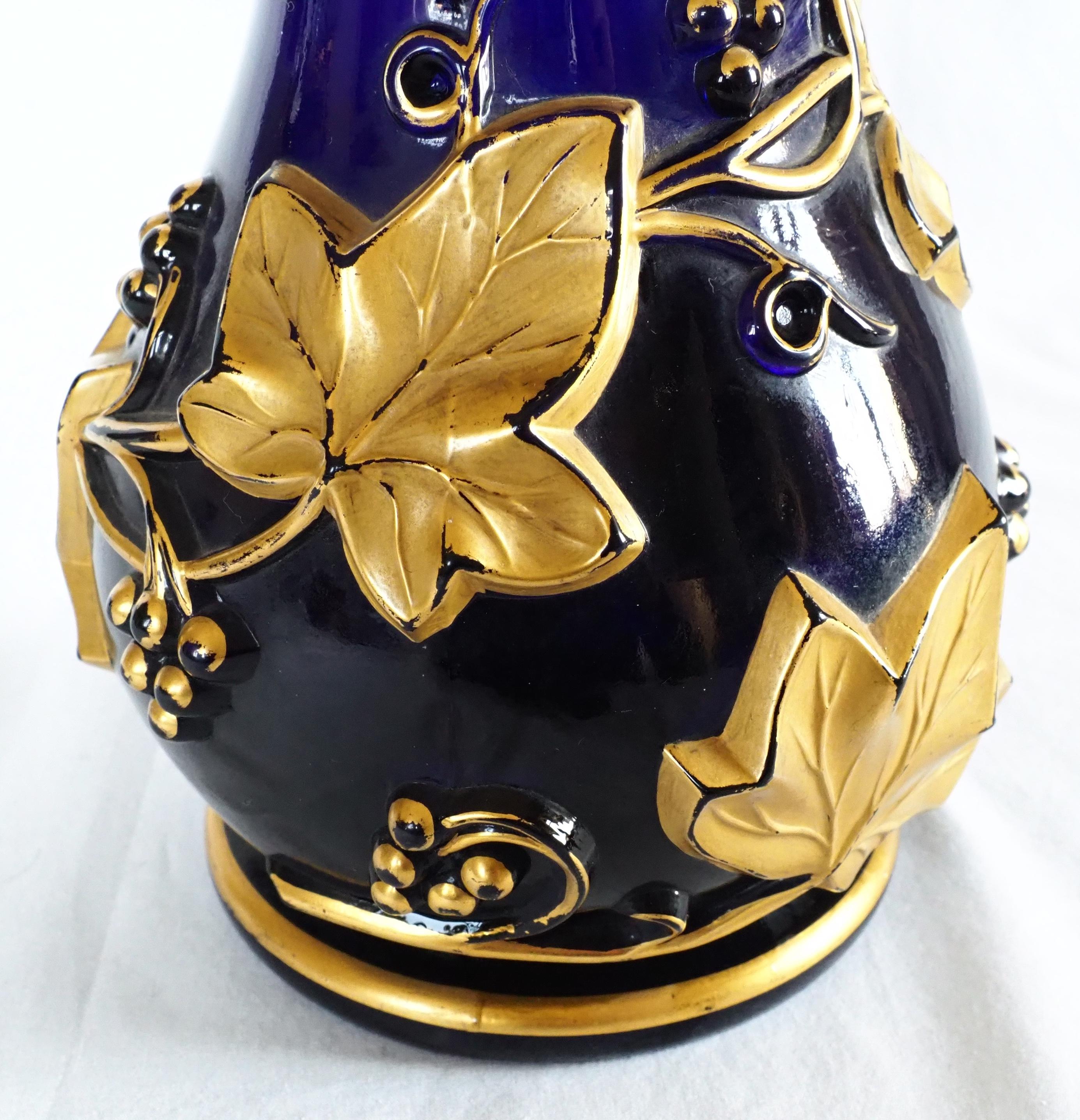 Vaso alto in cristallo Baccarat blu cobalto, motivo edera dorata, XIX secolo in vendita 8
