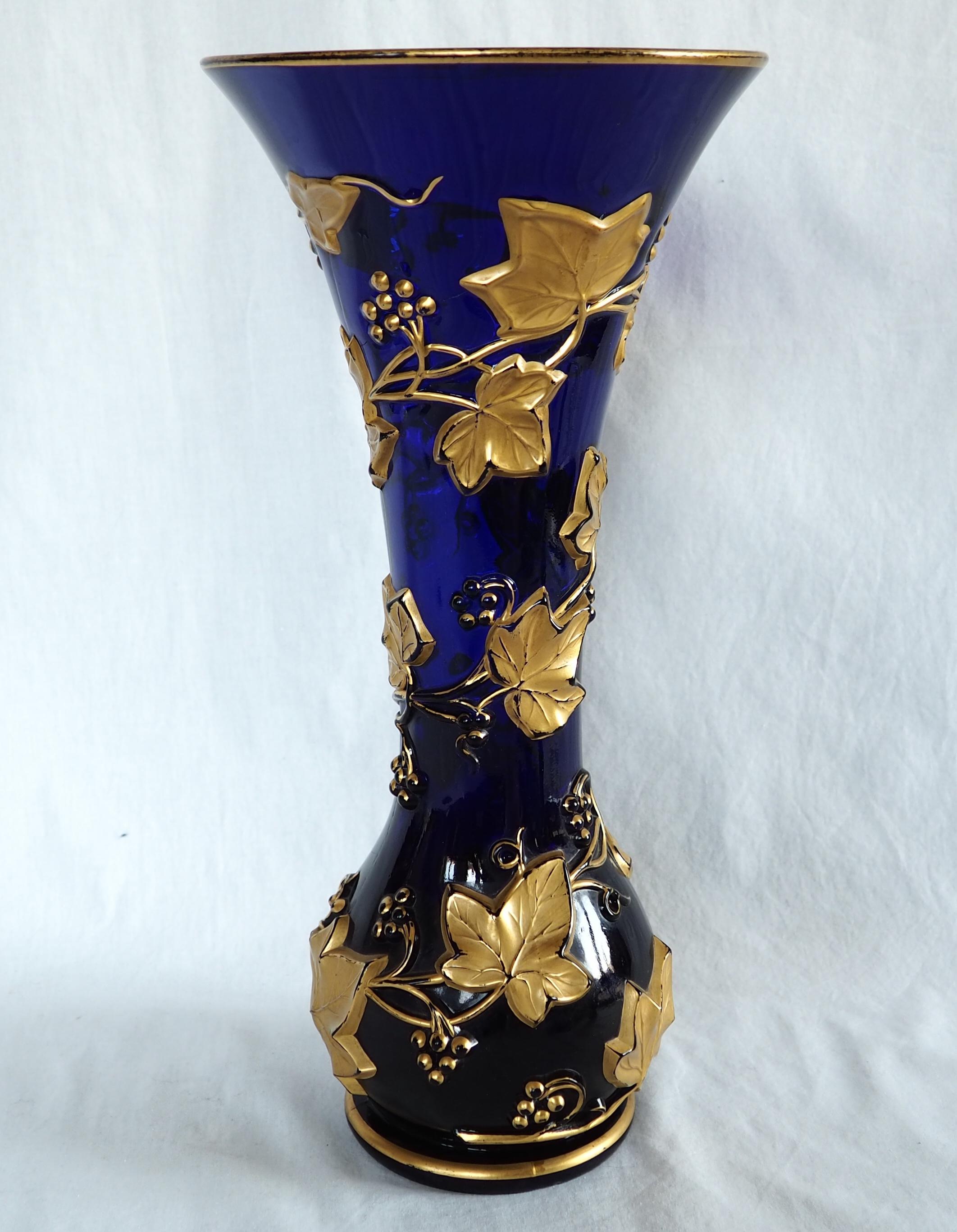Un bel vaso alto di cristallo Baccarat, periodo Napoléon III, metà del XIX secolo, circa 1850. Il motivo è noto come vaso decorato con una ghirlanda di edera modellata. È elencato in un libro di riferimento la cui pagina è riportata nell'ultima