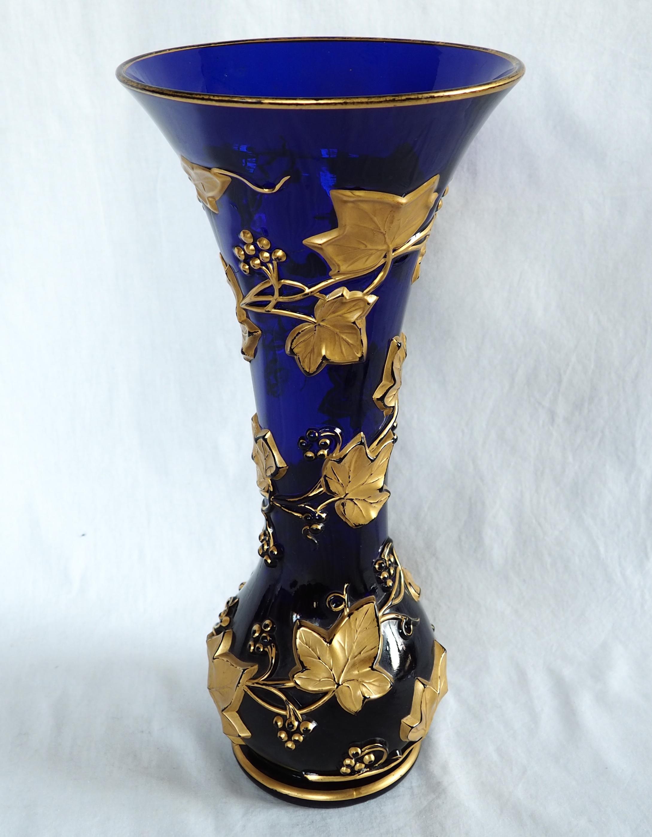 Napoleone III Vaso alto in cristallo Baccarat blu cobalto, motivo edera dorata, XIX secolo in vendita