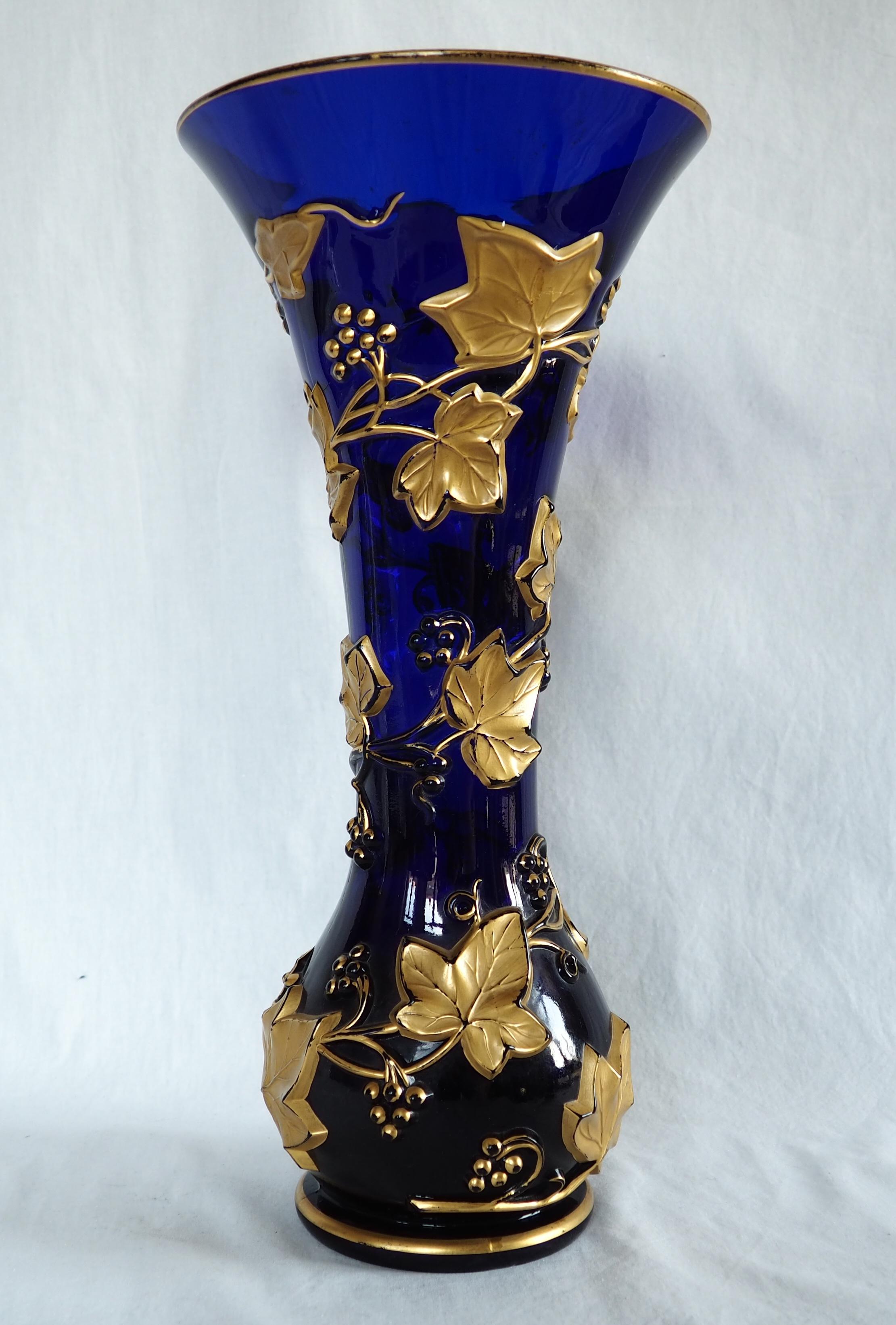 Francese Vaso alto in cristallo Baccarat blu cobalto, motivo edera dorata, XIX secolo in vendita
