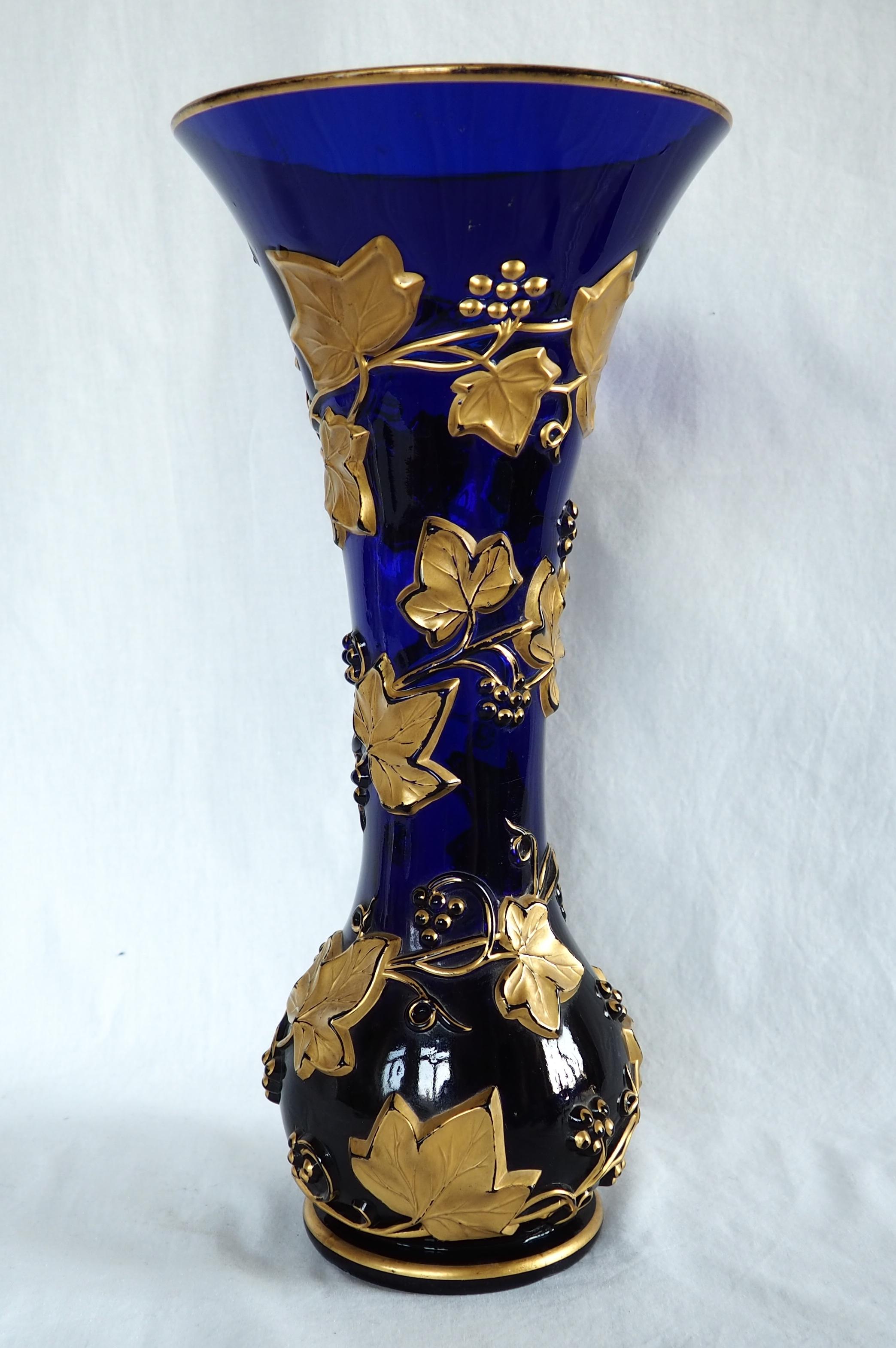 Dorato Vaso alto in cristallo Baccarat blu cobalto, motivo edera dorata, XIX secolo in vendita