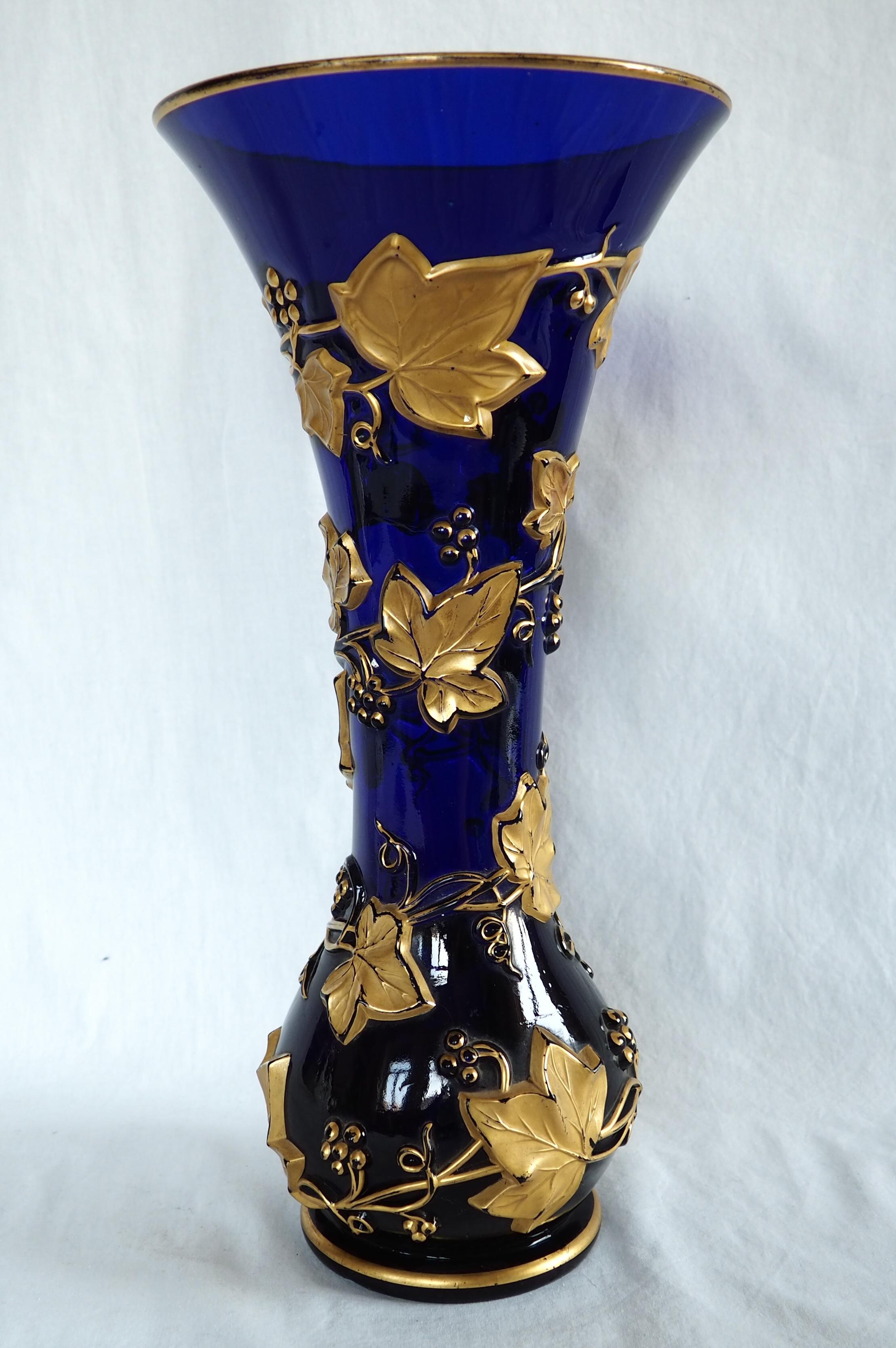 Vaso alto in cristallo Baccarat blu cobalto, motivo edera dorata, XIX secolo In condizioni discrete in vendita a GRENOBLE, FR