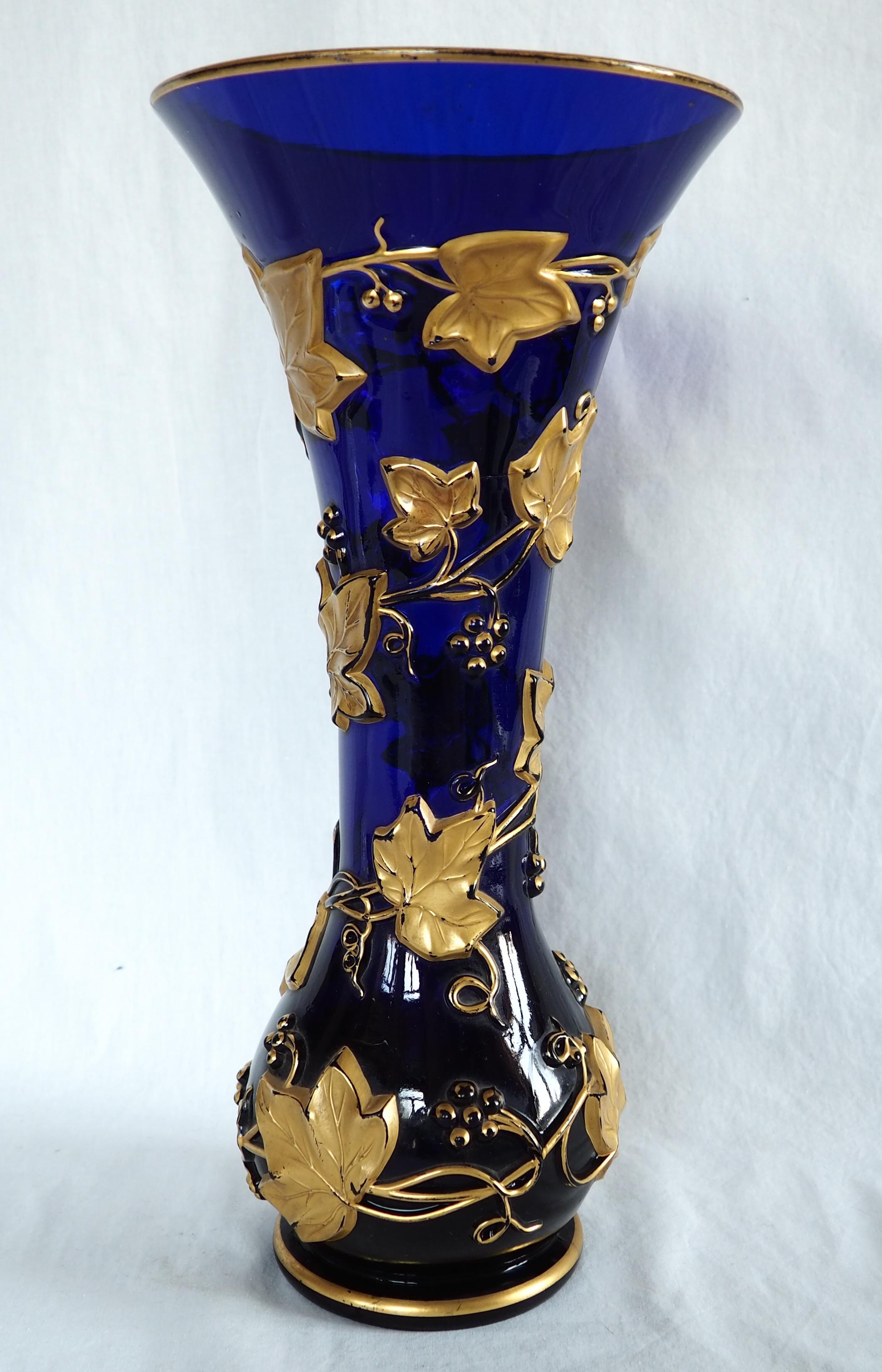 Cristallo Vaso alto in cristallo Baccarat blu cobalto, motivo edera dorata, XIX secolo in vendita