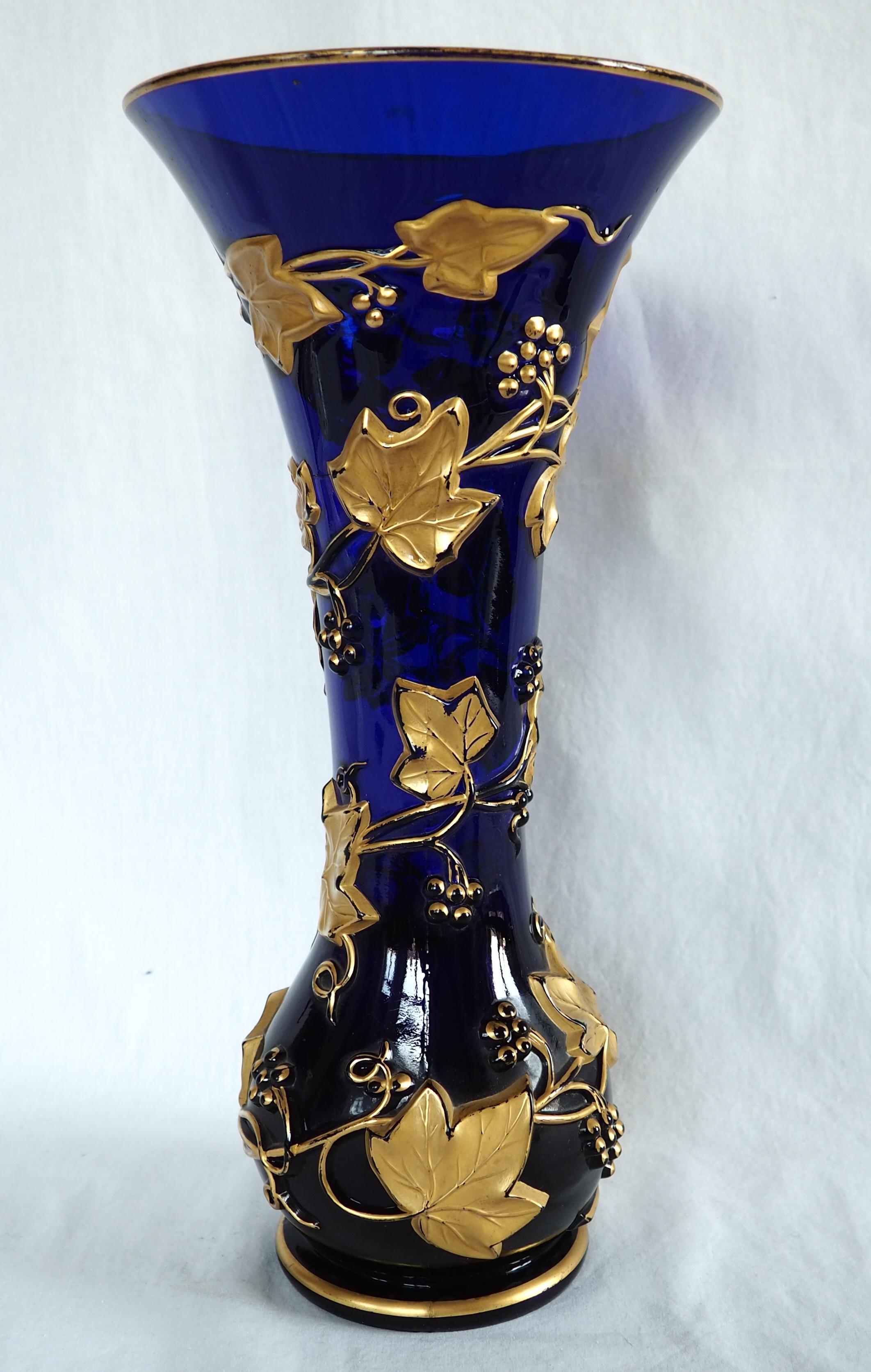 Vaso alto in cristallo Baccarat blu cobalto, motivo edera dorata, XIX secolo in vendita 1