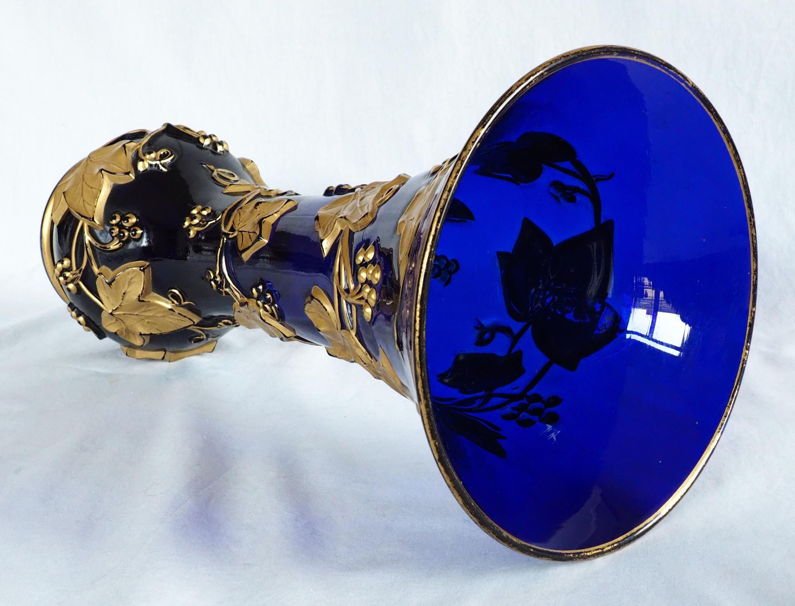 Vaso alto in cristallo Baccarat blu cobalto, motivo edera dorata, XIX secolo in vendita 2