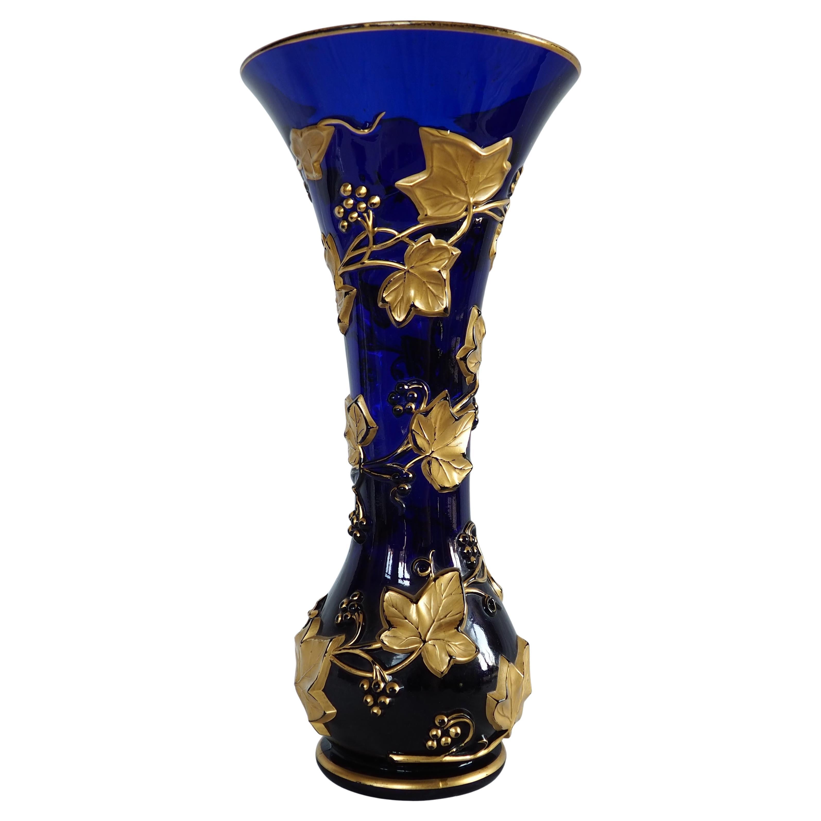 Vaso alto in cristallo Baccarat blu cobalto, motivo edera dorata, XIX secolo