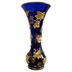 Vaso alto in cristallo Baccarat blu cobalto, motivo edera dorata, XIX secolo