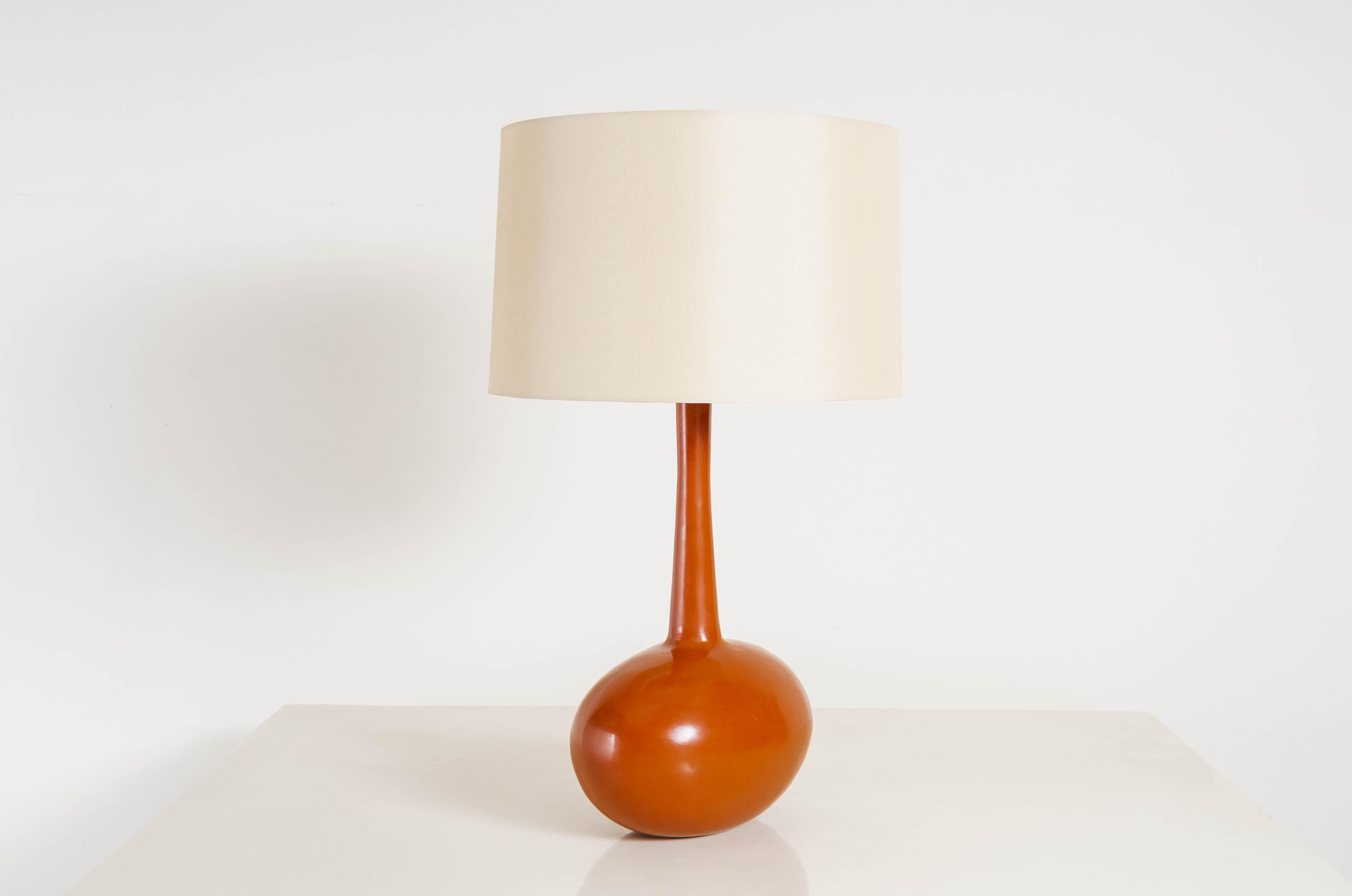 Tall cocoon table lamp
Mila lacquer
Hand repousse
Limited edition
Measures: Natural silk pongee shade (19