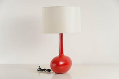 Hohe Kokon-Tischlampe, roter Lack von Robert Kuo, Handrepoussierung, limitiert