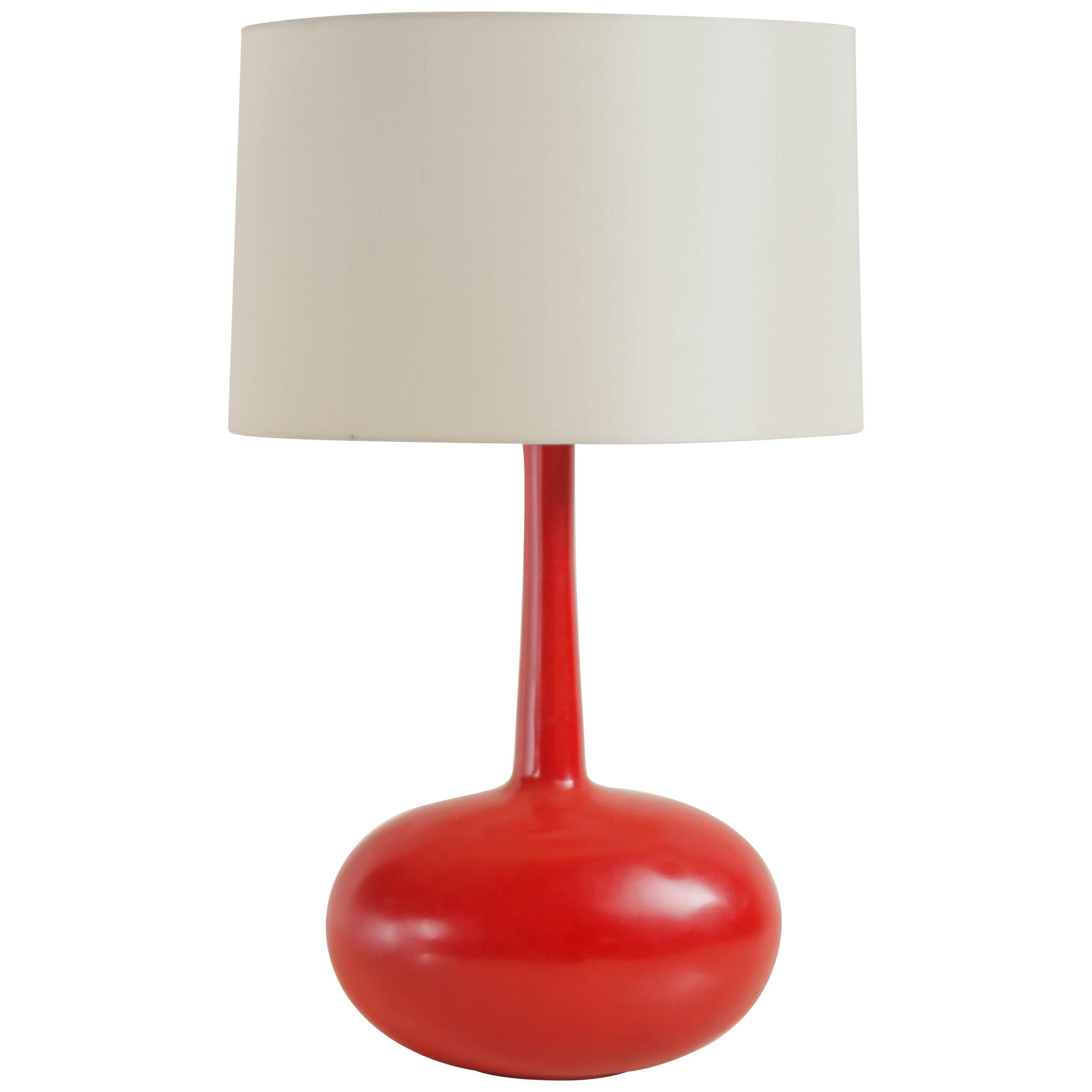 Hohe Kokon-Tischlampe, roter Lack von Robert Kuo, Handrepoussierung, limitiert